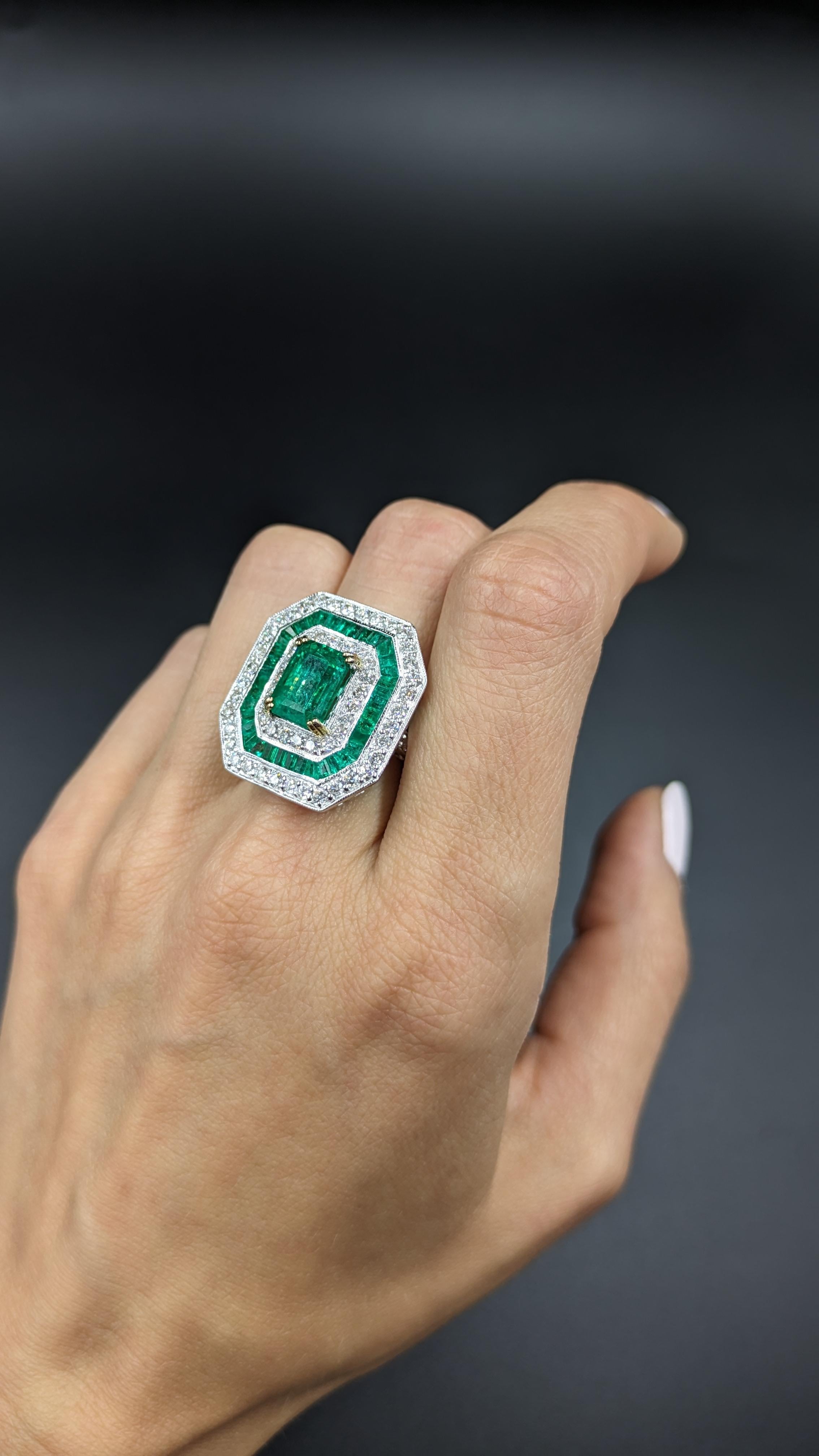 3,1 Karat Smaragd und 2,6 Karat Diamantring in 18K Gold im Angebot 3