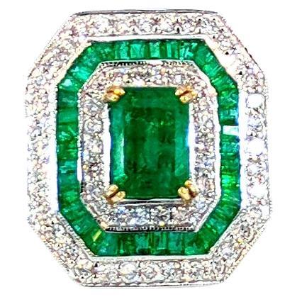 3,1 Karat Smaragd und 2,6 Karat Diamantring in 18K Gold im Angebot