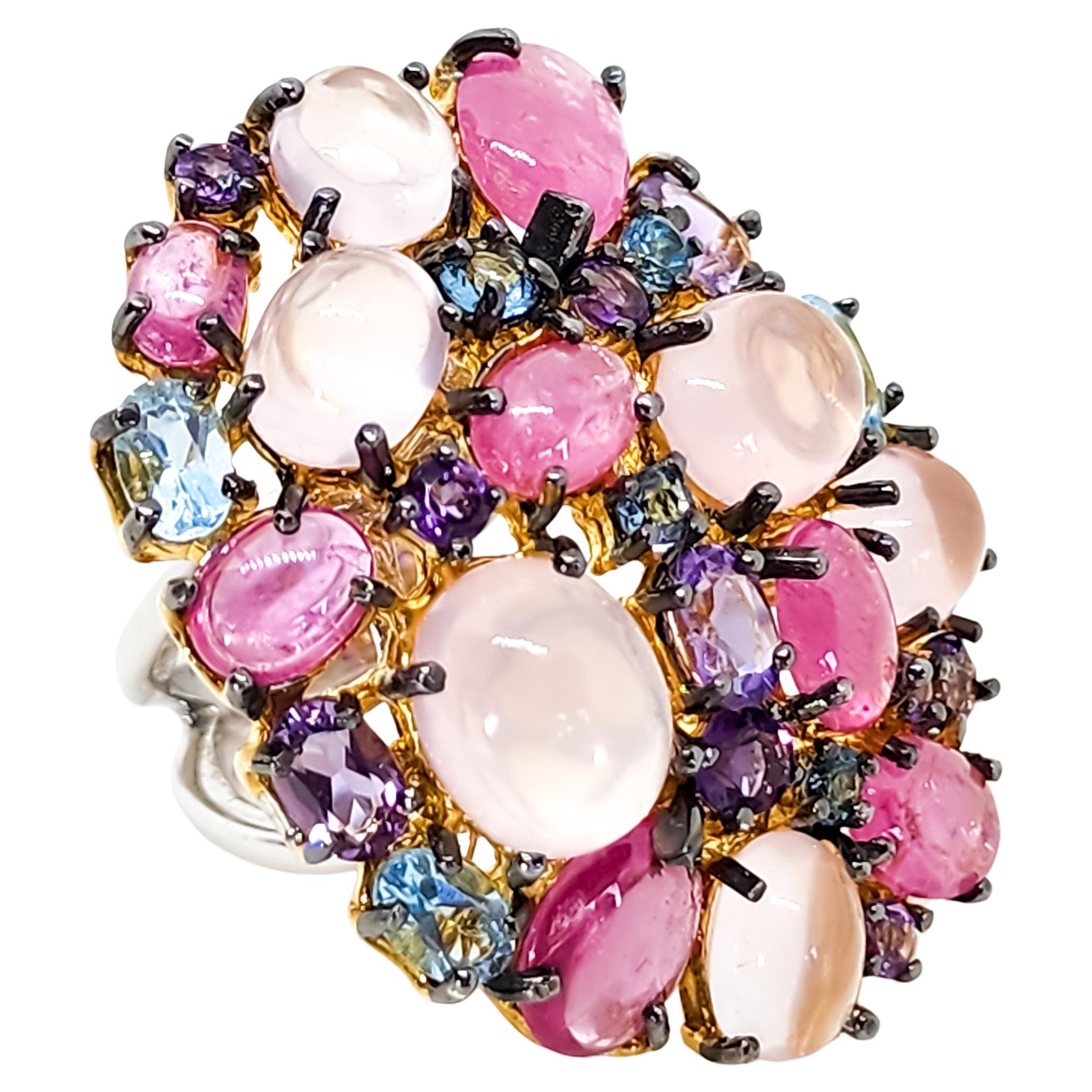 Contemporain Bague cocktail fantaisie multi-gemmes rose, bleu et violet 31 carats en vente