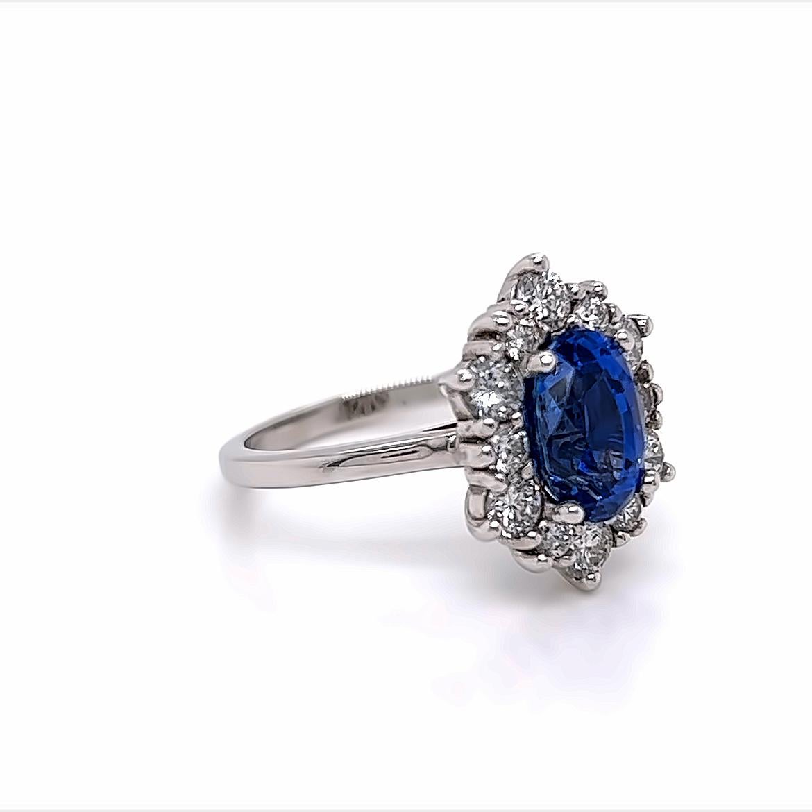 3.1 Carat Oval Blue Sapphire and Diamond Ring in Platinum In New Condition For Sale In London, GB