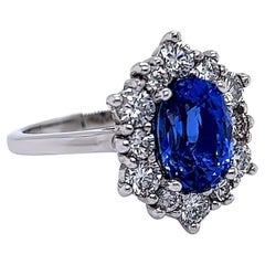 3,1 Karat ovaler blauer Saphir und Diamantring aus Platin 