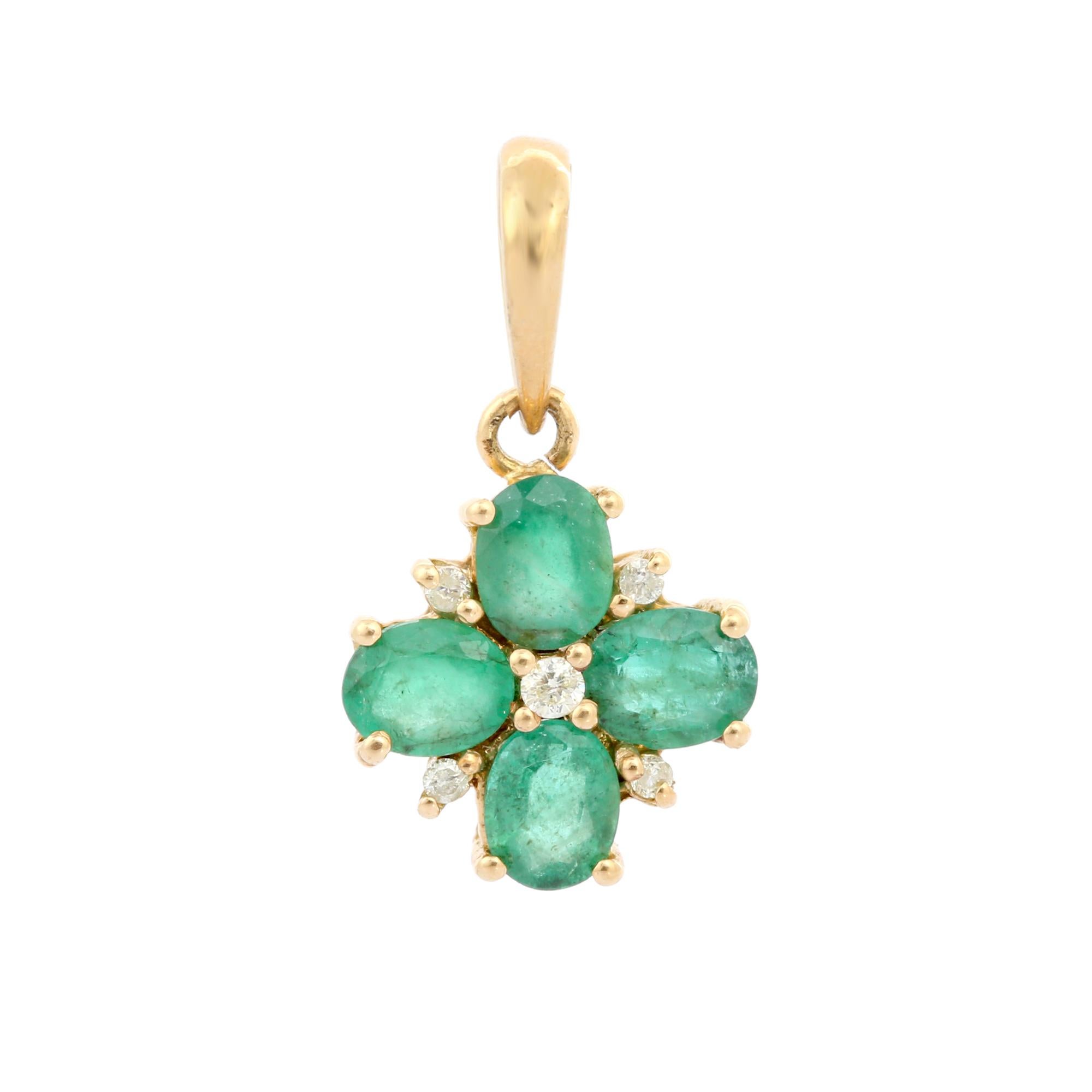 3.1 Karat Ovalschliff Smaragd-Anhänger-Halskette aus 18 Karat Gelbgold mit Diamant (Moderne) im Angebot