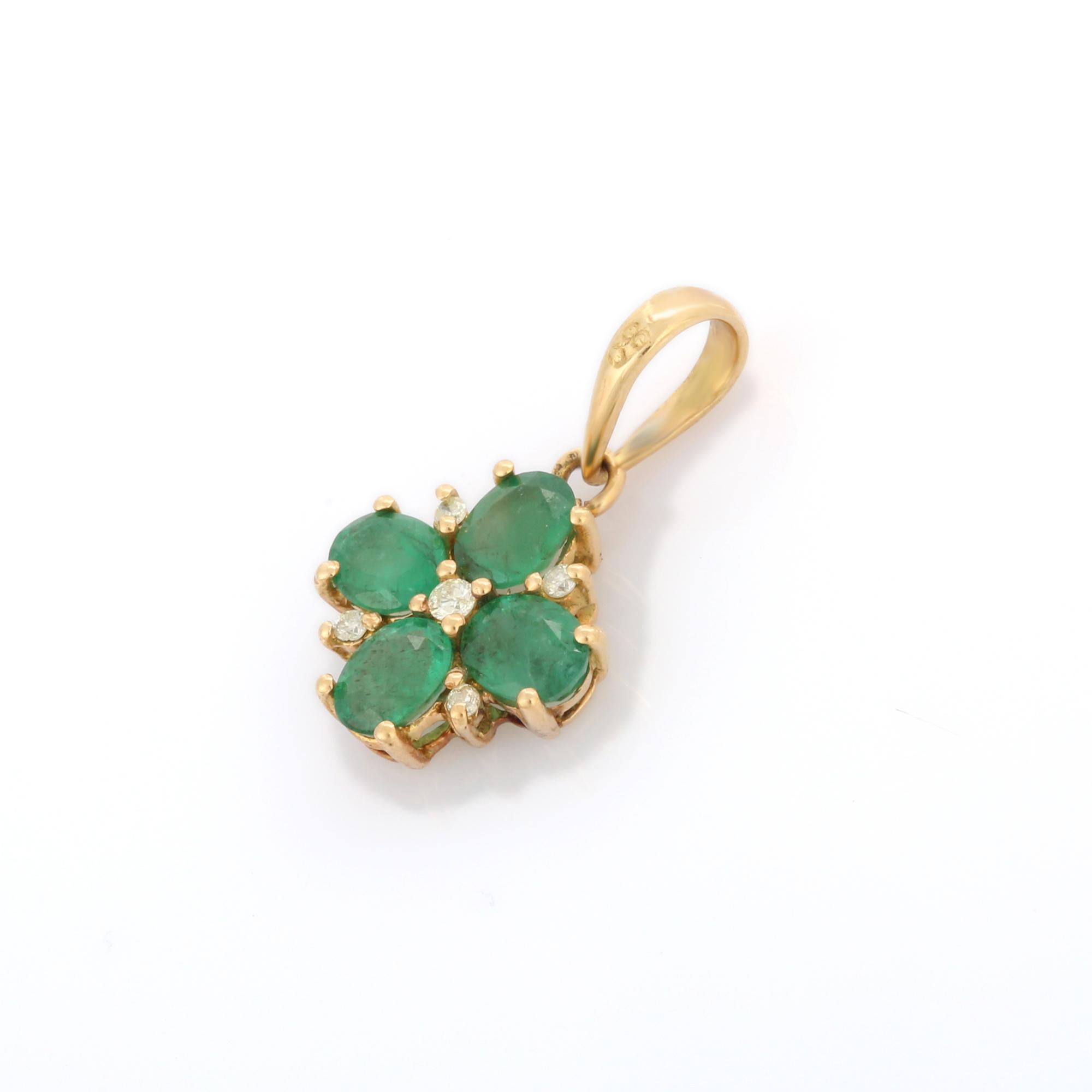 3.1 Karat Ovalschliff Smaragd-Anhänger-Halskette aus 18 Karat Gelbgold mit Diamant Damen im Angebot