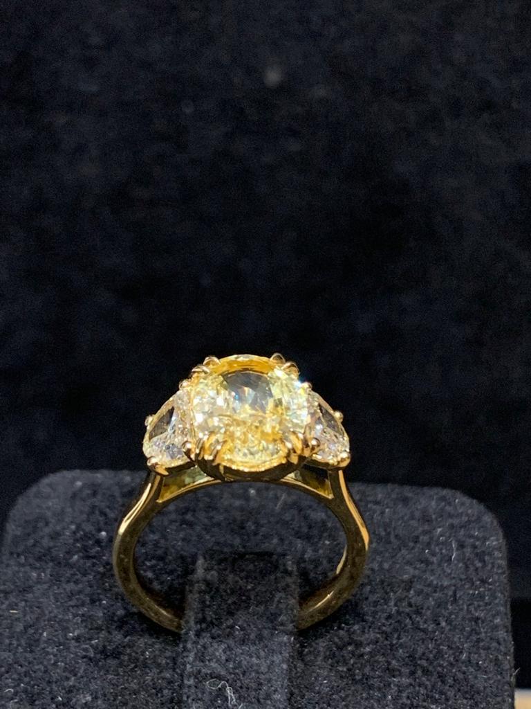 3.1 Carat Oval Cut Unheated Yellow Sapphire and Diamond Ring in 18K Yellow Gold For Sale 4