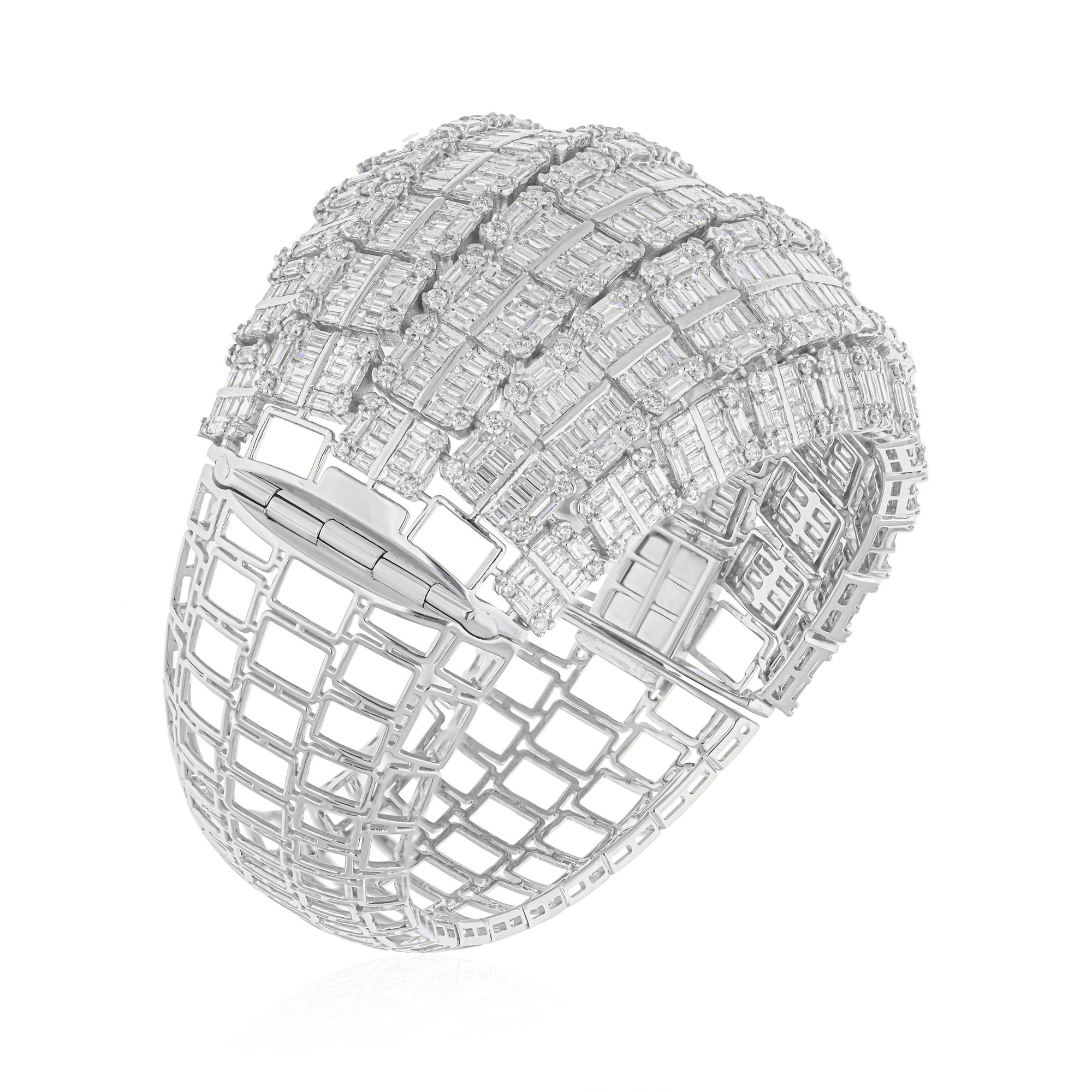 Moderno 31 Carati SI/H Diamante rotondo a baguette Bracciale in oro bianco 18 carati in vendita