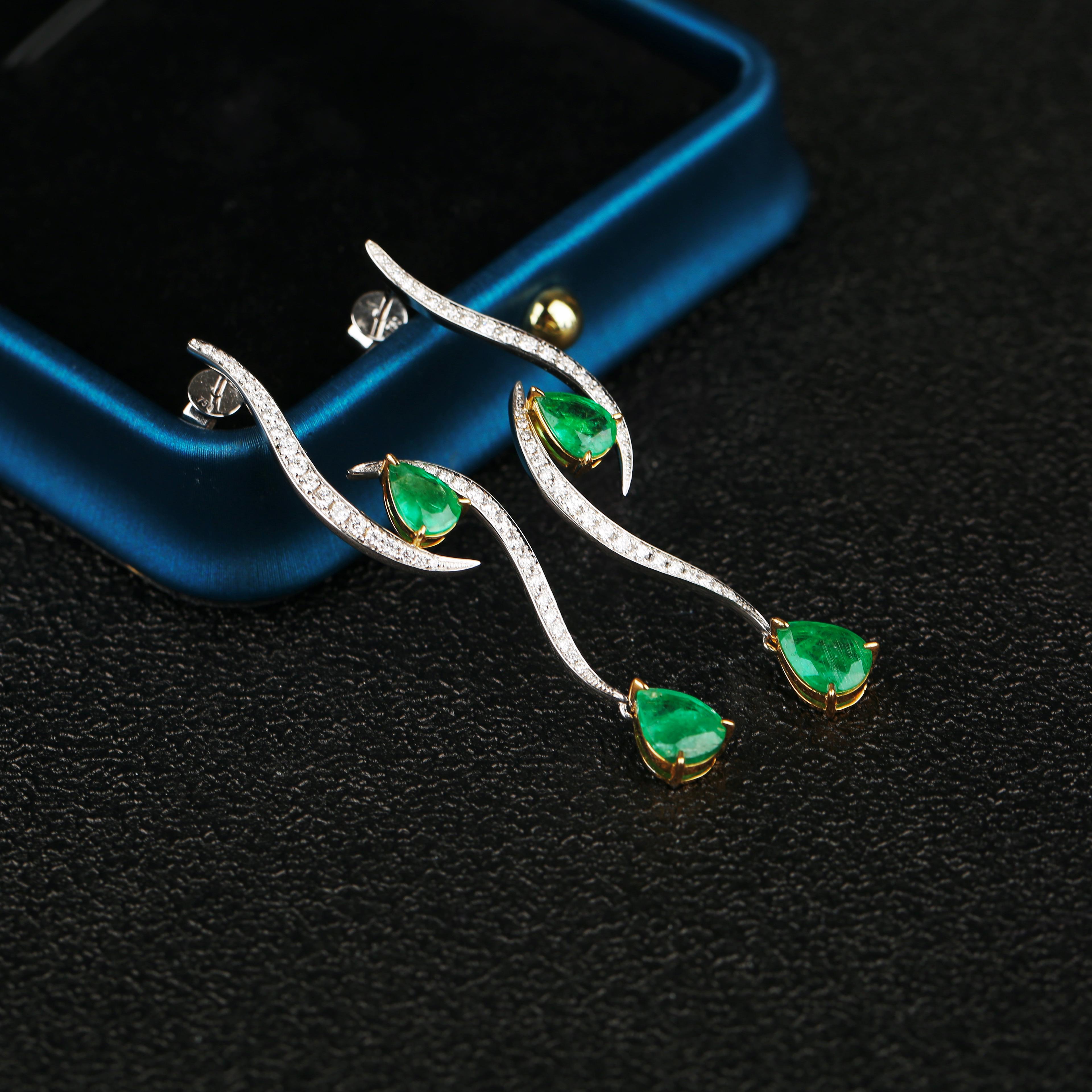 The pair of earring is consist of 
4 Pieces of Pear shape Brilliant cut Vivid Green Emerald with the total weight of 3.1 ct 
Total natural diamond weight is 0.656 ct , The Colour of the Diamond is Approximately E/F with VS Clarity

The majority of