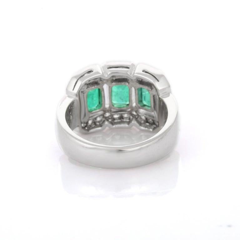 Im Angebot: 3.1 CTW Smaragddiamant Verlobungsring mit drei Steinen aus massivem 18k Weißgold () 10