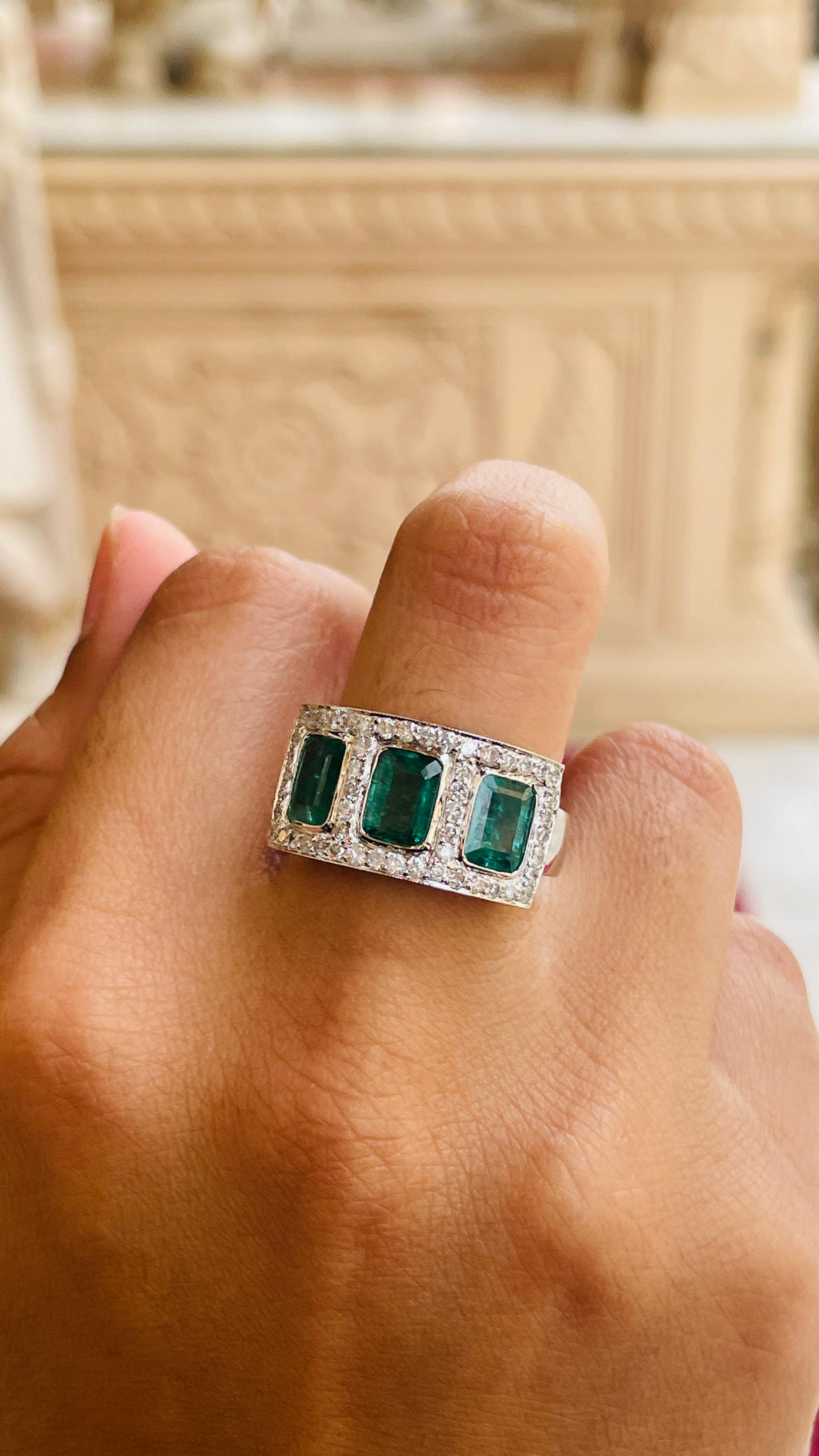 Im Angebot: 3.1 CTW Smaragddiamant Verlobungsring mit drei Steinen aus massivem 18k Weißgold () 11