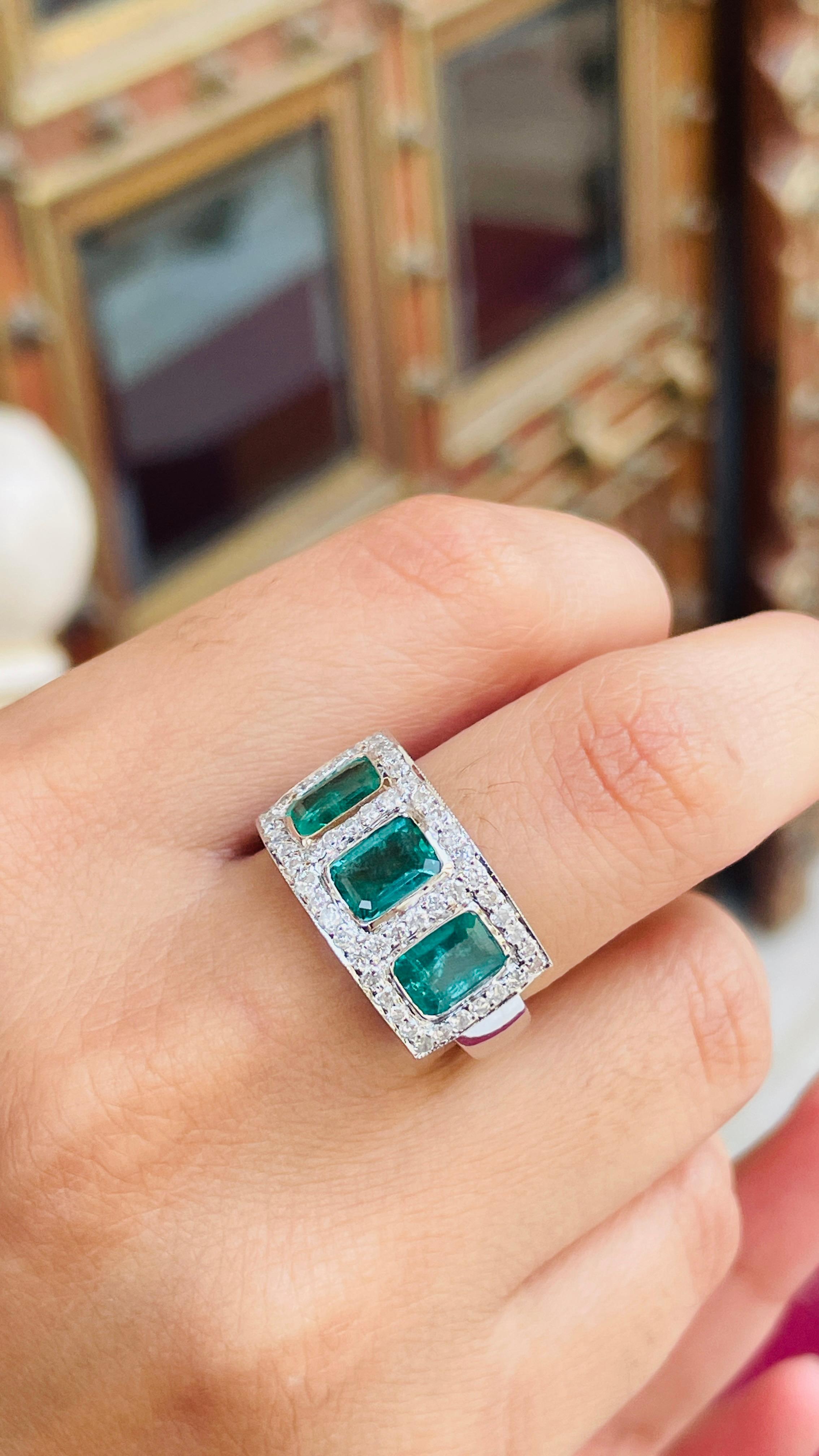 Im Angebot: 3.1 CTW Smaragddiamant Verlobungsring mit drei Steinen aus massivem 18k Weißgold () 8