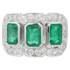 Anillo de compromiso de tres piedras con diamante esmeralda de 3,1 quilates en oro blanco macizo de 18k