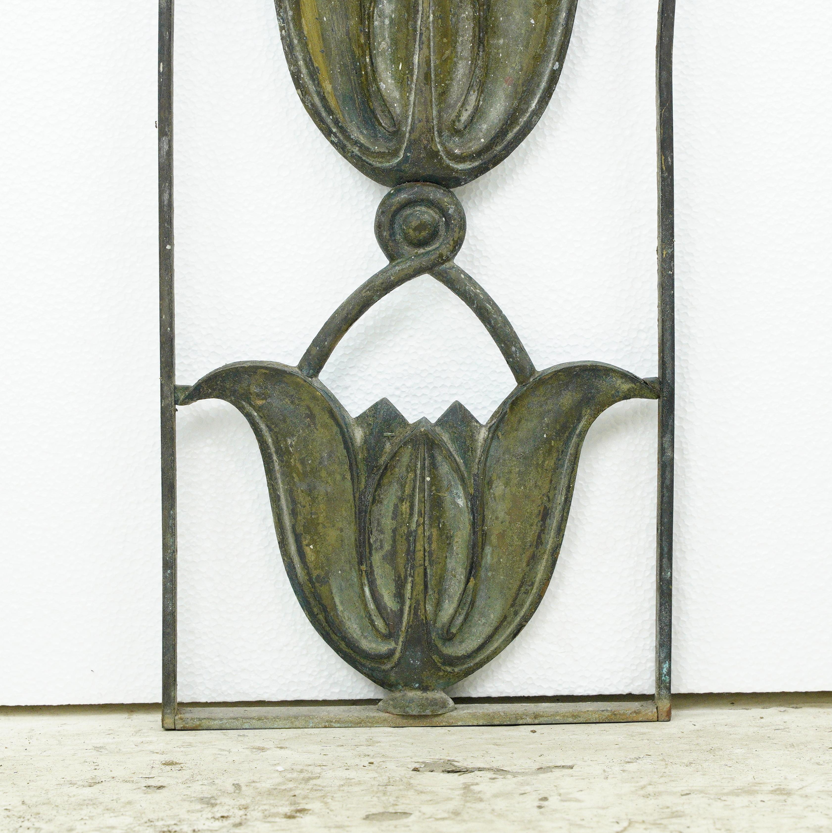 Enrich your decor with this solid cast bronze vertical tulip design architectural panel. It can add a touch of sophistication and vintage allure to any interior or exterior setting. The steel screws are still attached. This is in good condition,