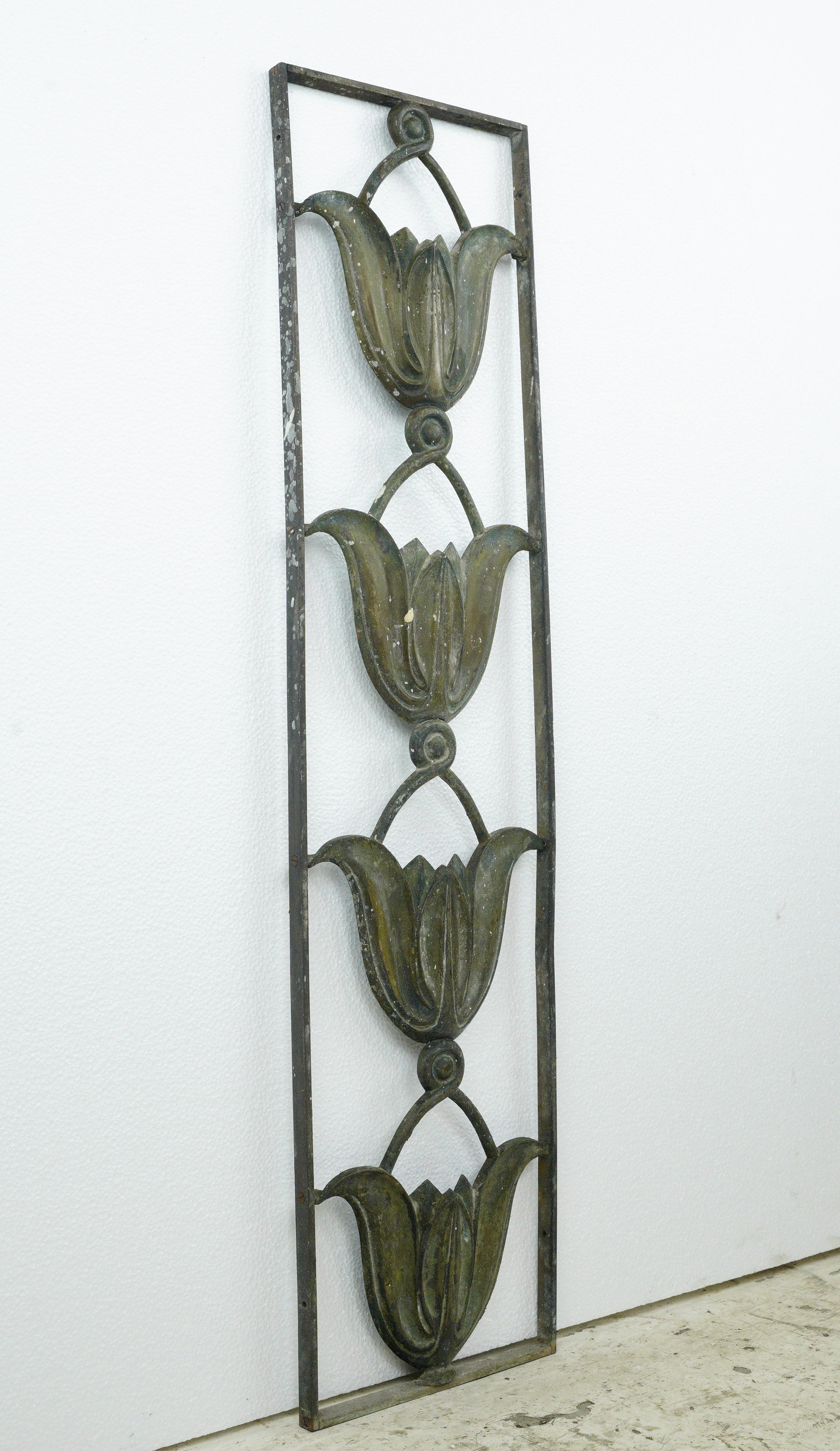 31 in. Vertikales architektonisches Bronze-Paneel mit Tulpendesign (20. Jahrhundert) im Angebot