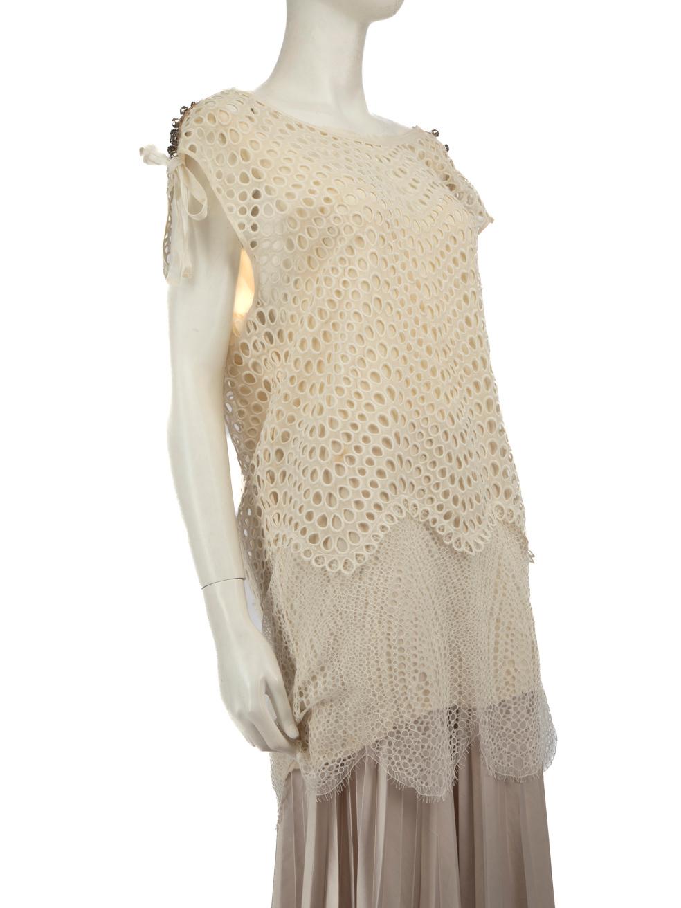 CONDITION is Very good. Minimal wear to the top is evident. There is discolouration to the inner and outer neckline and also the tie detail around the neck on this used 3.1 Phillip Lim designer resale item.

Details


Beige

Silk

Tank top

See-