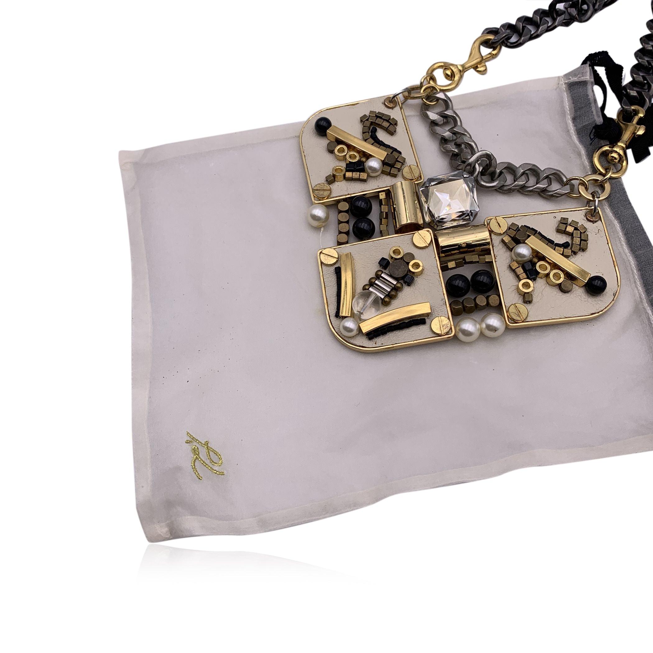 Bellissima collana con colletto di 3.1 Phillip Lim. Catene in metallo misto, impreziosite da pelle e perline in metallo dorato e vetro. Cristallo quadrato al centro Lunghezza totale: 15 pollici - 38,1 cm. Condizioni B - MOLTO BUONE Usato con cura.
