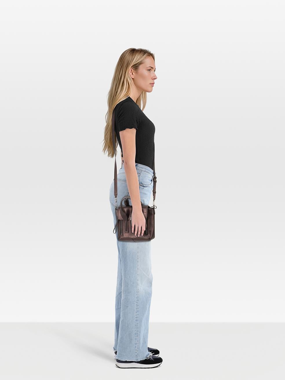 CONDITION is Very good. Minimal wear to the bag is evident. Scratching on the centre front metal clasp closure. Abrasion on the back right base corner. Mark on the cross body strap and inside of this used 3.1 Phillip Lim designer resale item.
 
 
 
