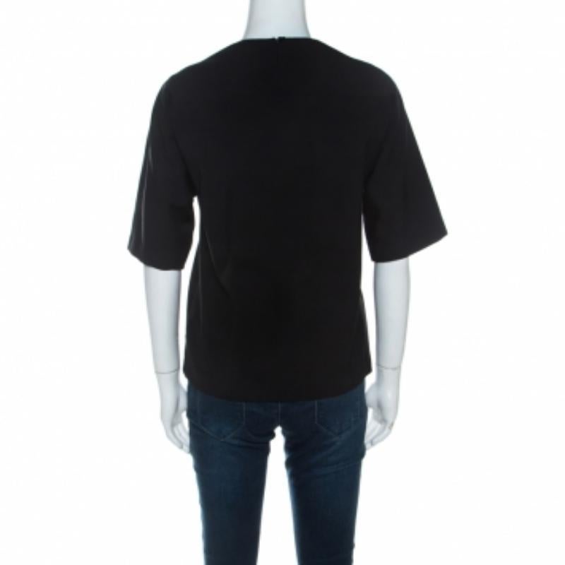 Adoriamo questo top di 3.1 Phillip Lim per il suo stile e il suo fascino. Presenta maniche corte e rilassate, uno scollo rotondo e decorazioni con perline su tutto il davanti. Puoi abbinarlo a pantaloni o gonne e tacchi alti.