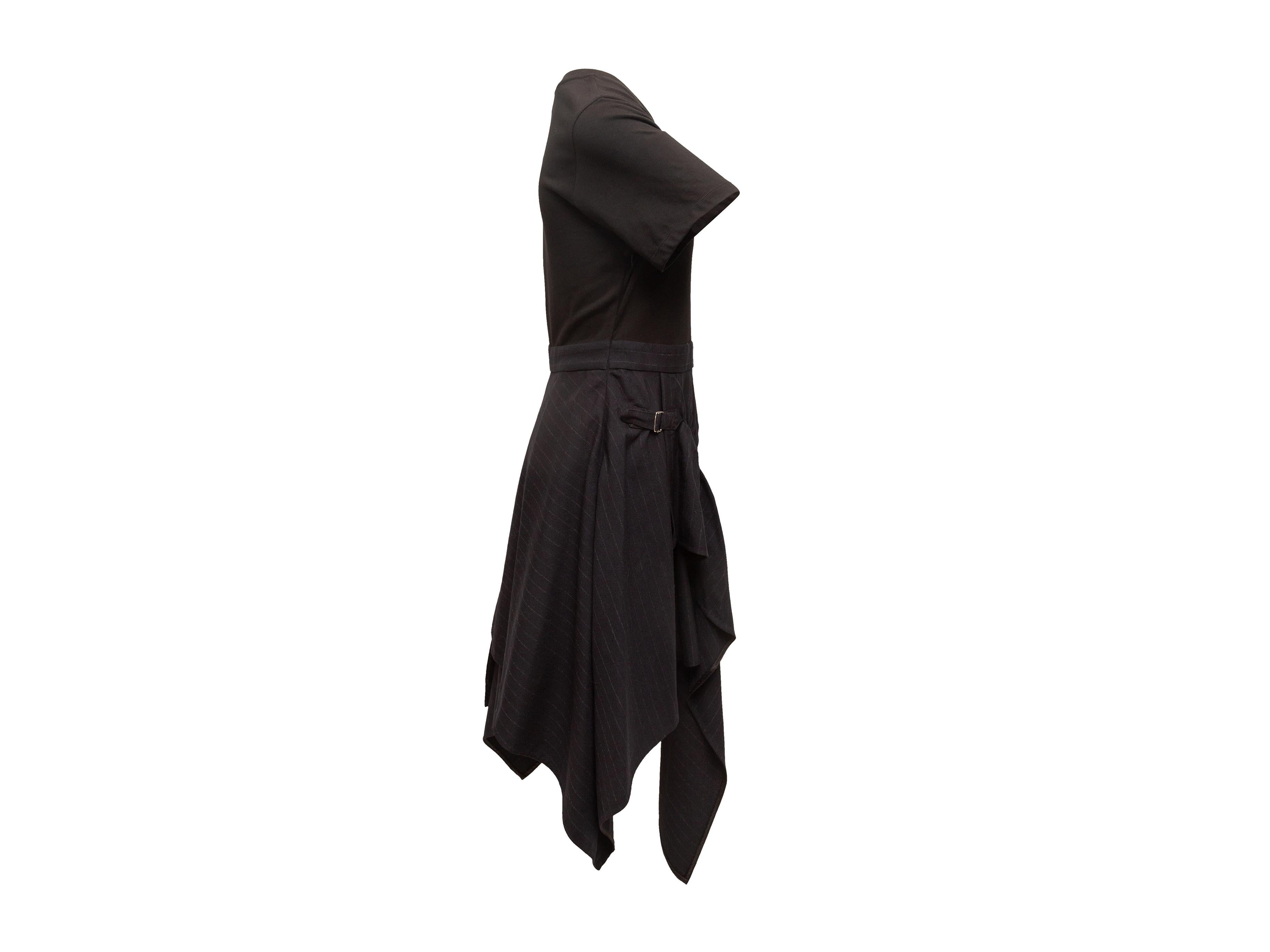 Details zum Produkt: Schwarzes kurzärmeliges Kleid aus Schurwolle von 3.1 Phillip Lim. Rundhalsausschnitt. Asymmetrischer Rock mit Nadelstreifen und Schnallenakzent. 36