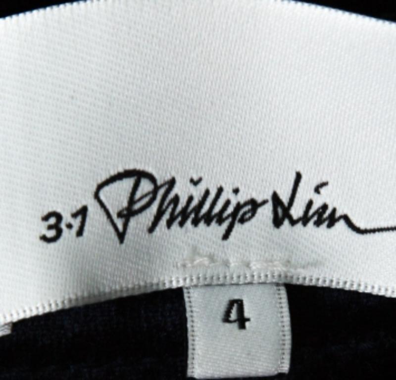 Sie werden es nicht nur lieben, diesen Rock in Ihrem Kleiderschrank zu haben, sondern Sie werden ihn auch gerne zur Schau stellen, wenn Sie aus dem Haus gehen. Der Rock ist eine Kreation von 3.1 Phillips Lim und er kommt fließend und stilvoll daher.