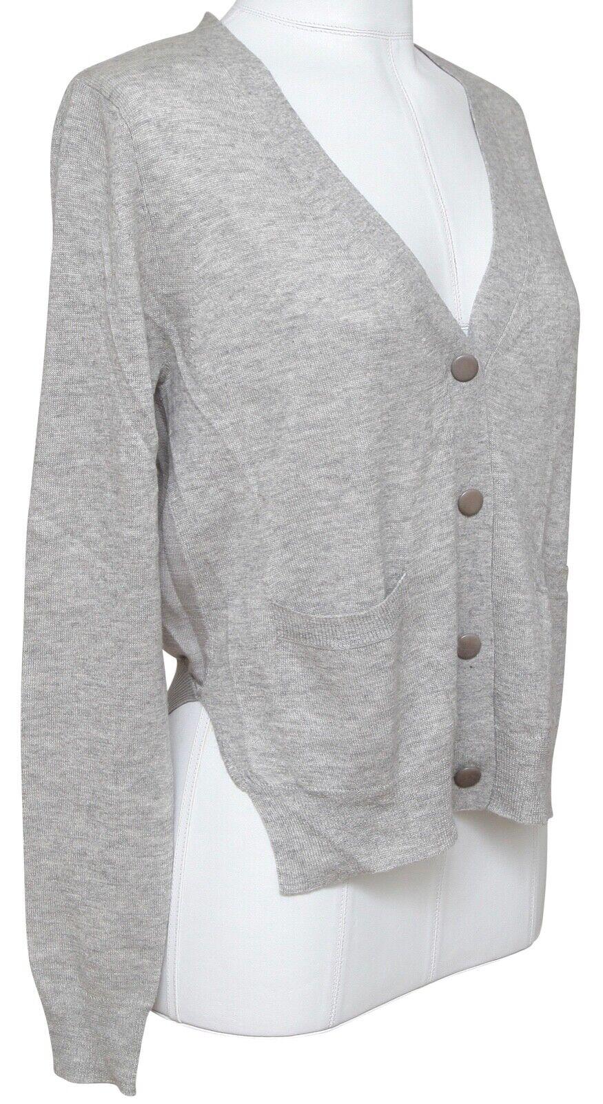 GUARANTEED AUTHENTIC LIGHTWEIGHT HEATHER GREY LONG SLEEVE CARDIGAN



Details:
- Lightweight heather grey cropped long sleeve cardigan.
- V-neck, button down front.
- Dual front pockets, rib knit trim.
- Side vents, backside is cropped and sheer.
-