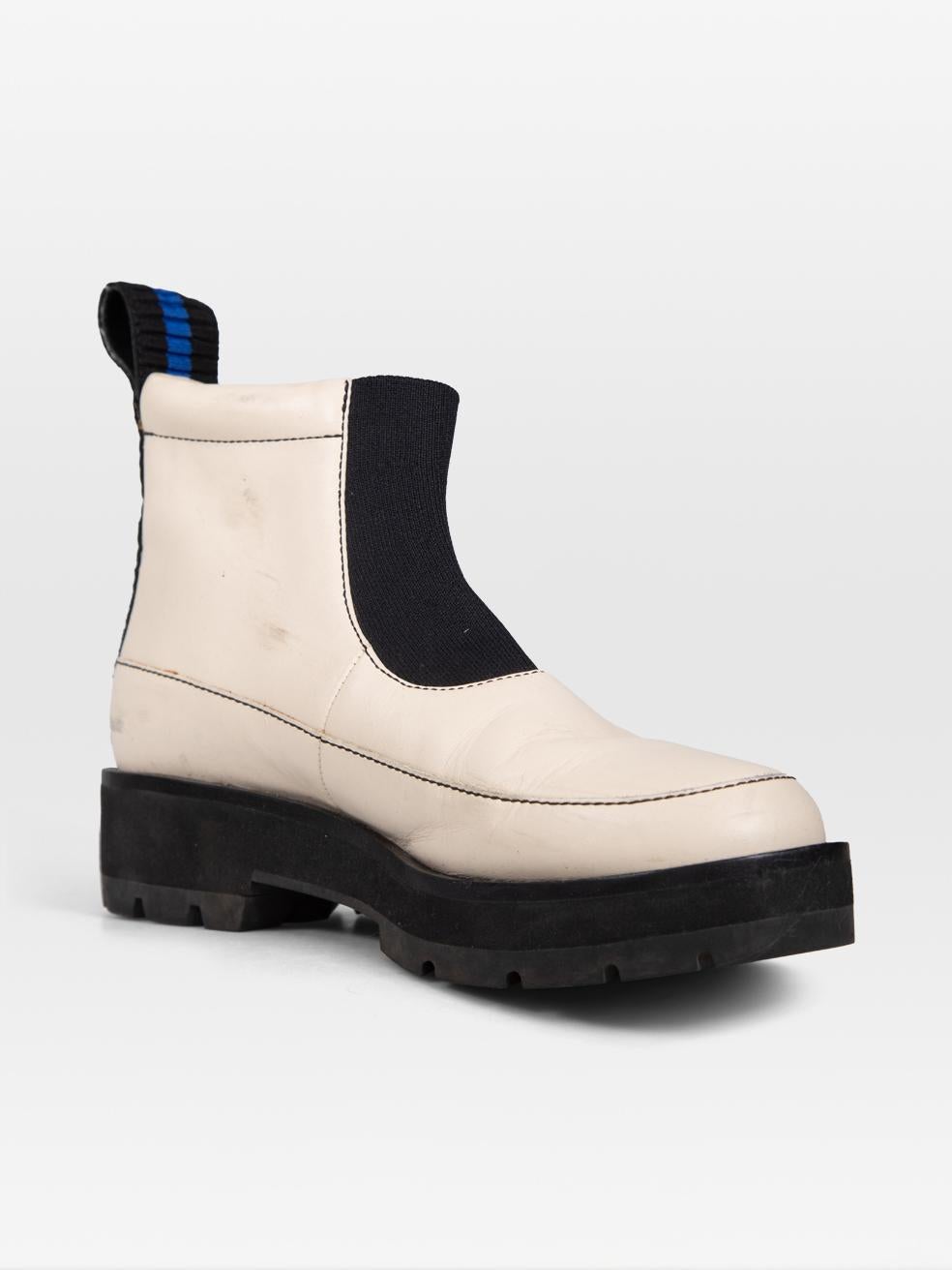 CONDIT ist gut. Leichte Abnutzungserscheinungen an den Stiefeln sind erkennbar. Beide Schuhe weisen an den Seiten und auf der Rückseite Abrieb- und Verfärbungsspuren auf. Allgemeine Falten auf dem Leder ist auch zu beiden Schuhen und Abrieb auf der