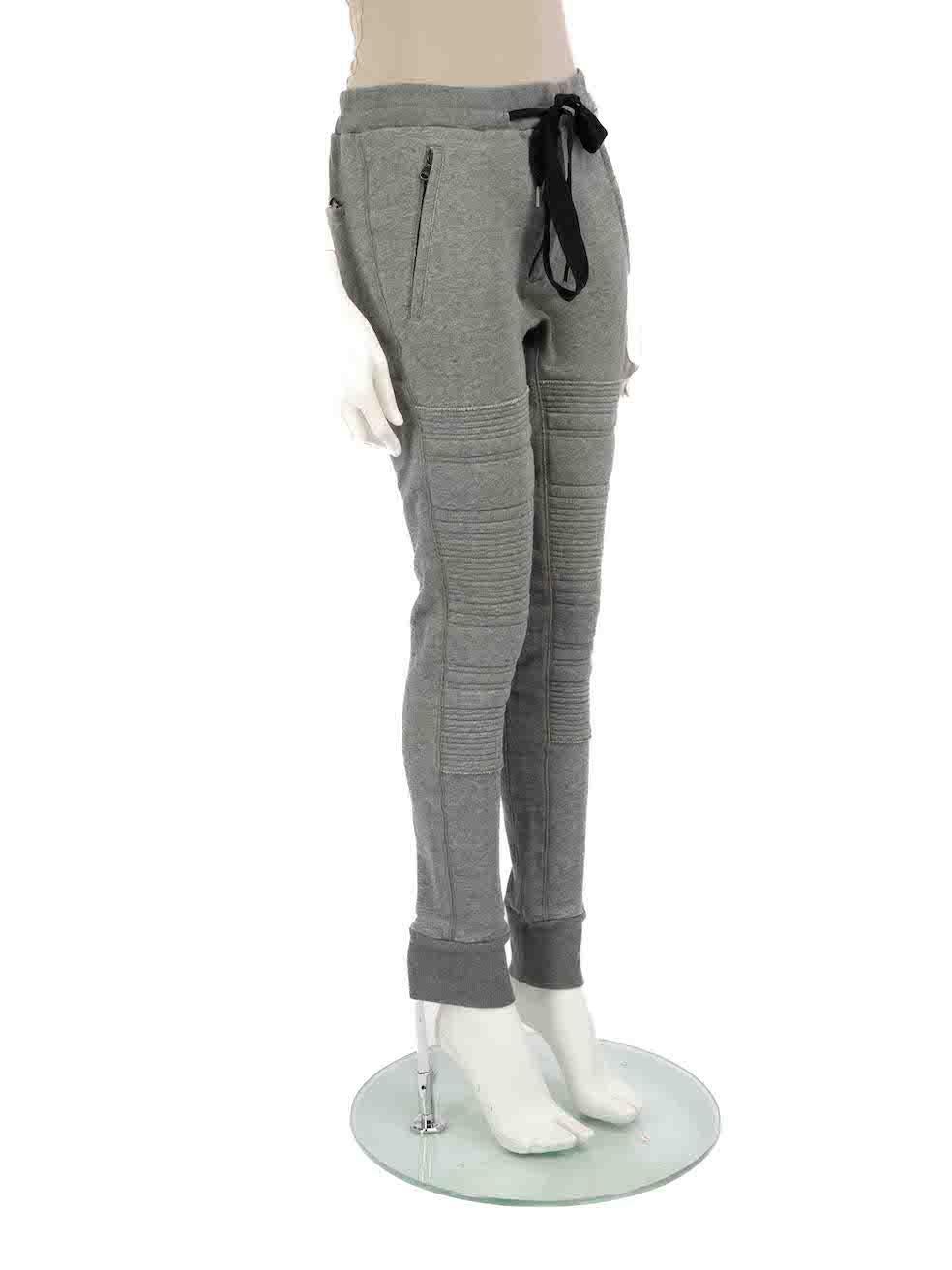 L'ÉTAT est très bon. Pratiquement aucune usure visible des joggeurs n'est évidente sur cet article de revente 3.1 Phillip Limdesigner d'occasion.
 
 
 
 Détails
 
 
 Gris
 
 Coton
 
 Joggers
 
 Coupe étroite
 
 Faible élévation
 
 Taille élastiquée