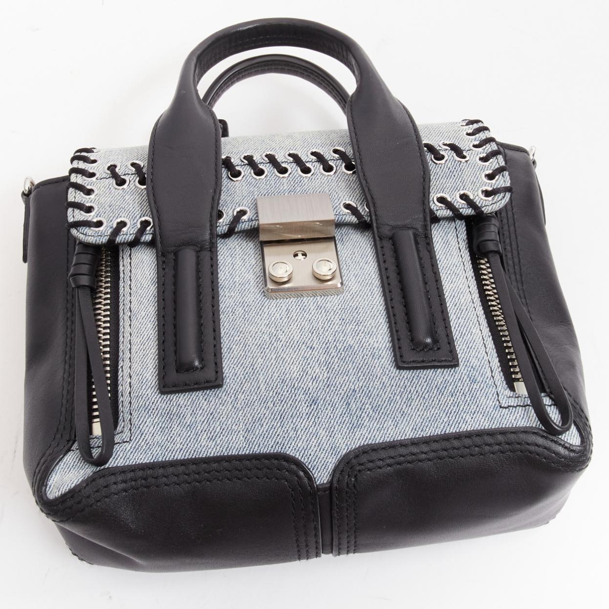 3.1 PHILLIP LIM Bolso bandolera Pashli de cuero negro con pespunte en tejido vaquero azul lavado en venta 2