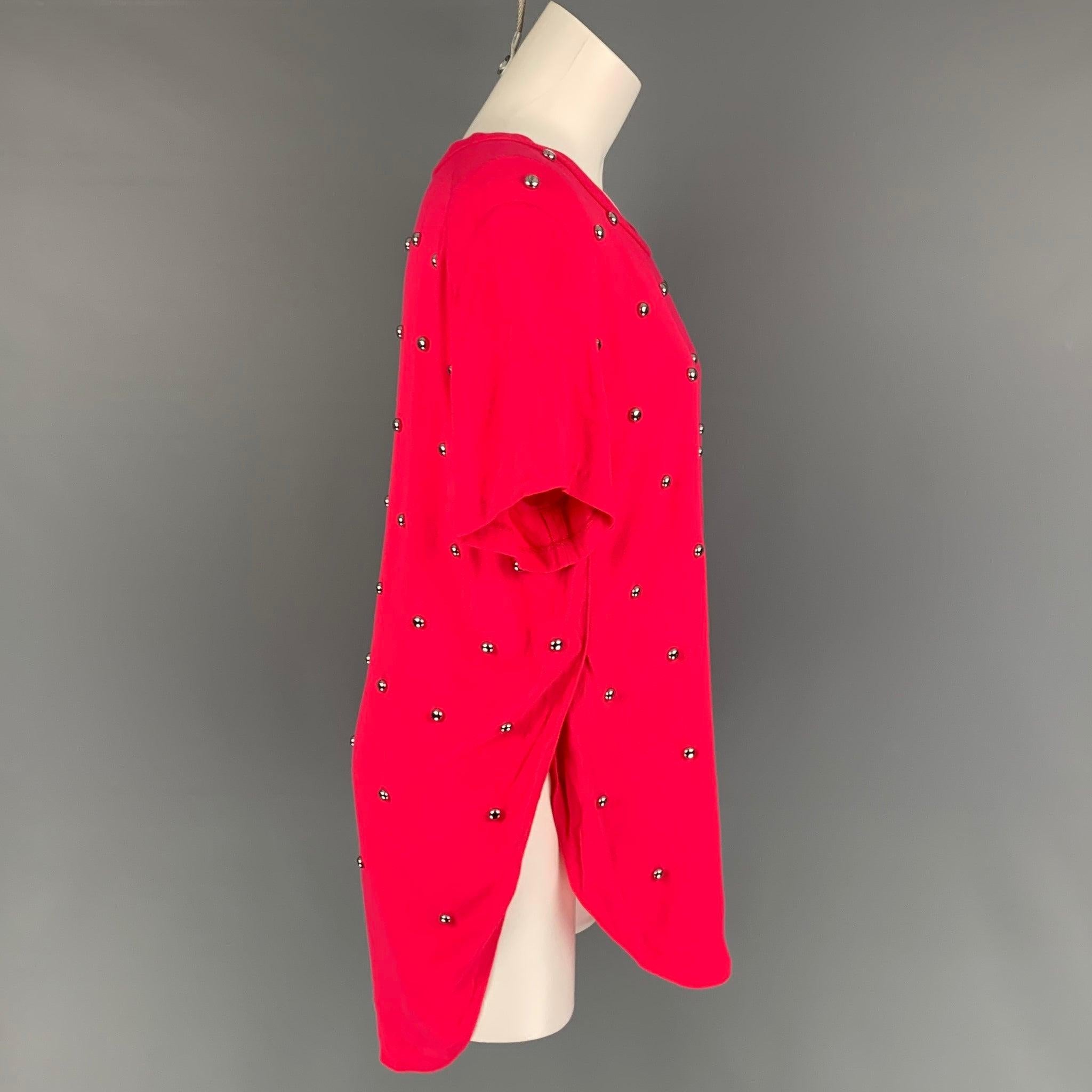 Le top habillé de 3.1 PHILLIP LIM se présente en viscose rose avec un motif clouté argenté sur l'ensemble, une fente sur le côté et un col ras-du-cou.
Très bien
Etat d'occasion. 

Marqué :   4 

Mesures : 
 
Épaule : 16.5 pouces  Poitrine : 40