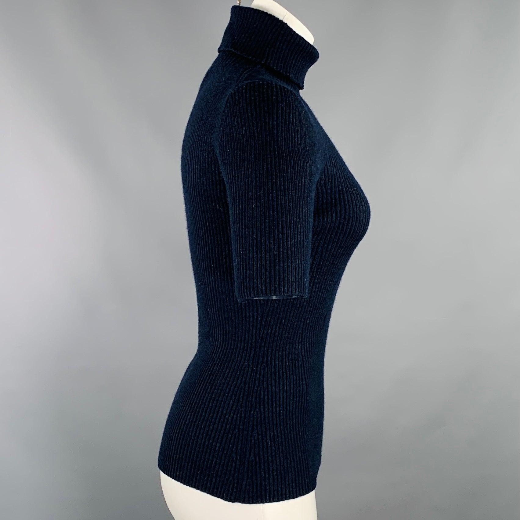 Jersey 3.1 PHILLIP LIM
en punto elástico de lana azul marino con diseño de punto elástico, mangas cortas y cuello alto. Excelente estado de conservación. 

Marcado:   M 

Medidas: 
 
Hombro 14,5 pulgadas Busto: 30 pulgadas Manga: 10,5 pulgadas
