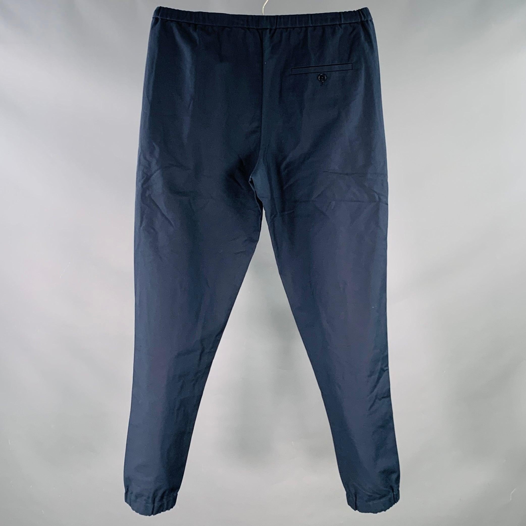 3.1 Phillip Lim pantaloni casual
in tessuto misto nylon navy con polsini elasticizzati, tasche con zip e coulisse in vita. Eccellente condizione di usato.  

Contrassegnato:   S 

Misure: 
  Vita: 32 - 38 pollici Cavallo: 10,5 pollici Gamba: 29