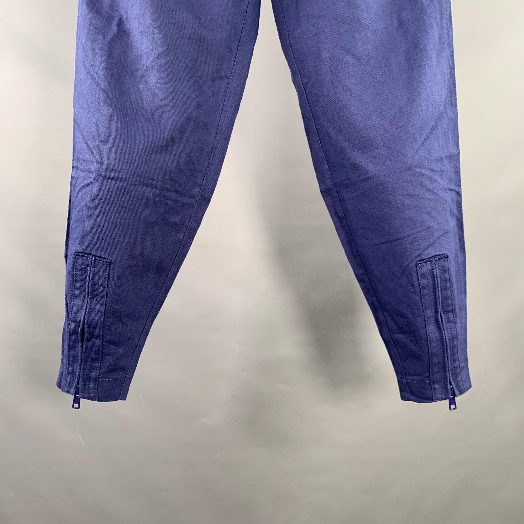 3.1 PHILLIP LIM Freizeithose
aus blauem Baumwoll-Leinen-Twill mit hoher Taille, spitz zulaufendem Bein, Reißverschluss am Knöchel und Kordelzug am Bund. Sehr guter, gebrauchter Zustand. Leichte Gebrauchsspuren. 

Markiert:   XS 

Abmessungen: 
 