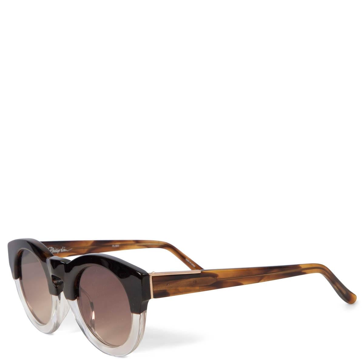 100% authentiques lunettes de soleil 3.1 Phillips Lim Cat3 bicolores en acétate noir et transparent avec branches en tortue marron et ambre. Elles ont été portées et présentent quelques légères rayures sur la lentille gauche. En général en très bon