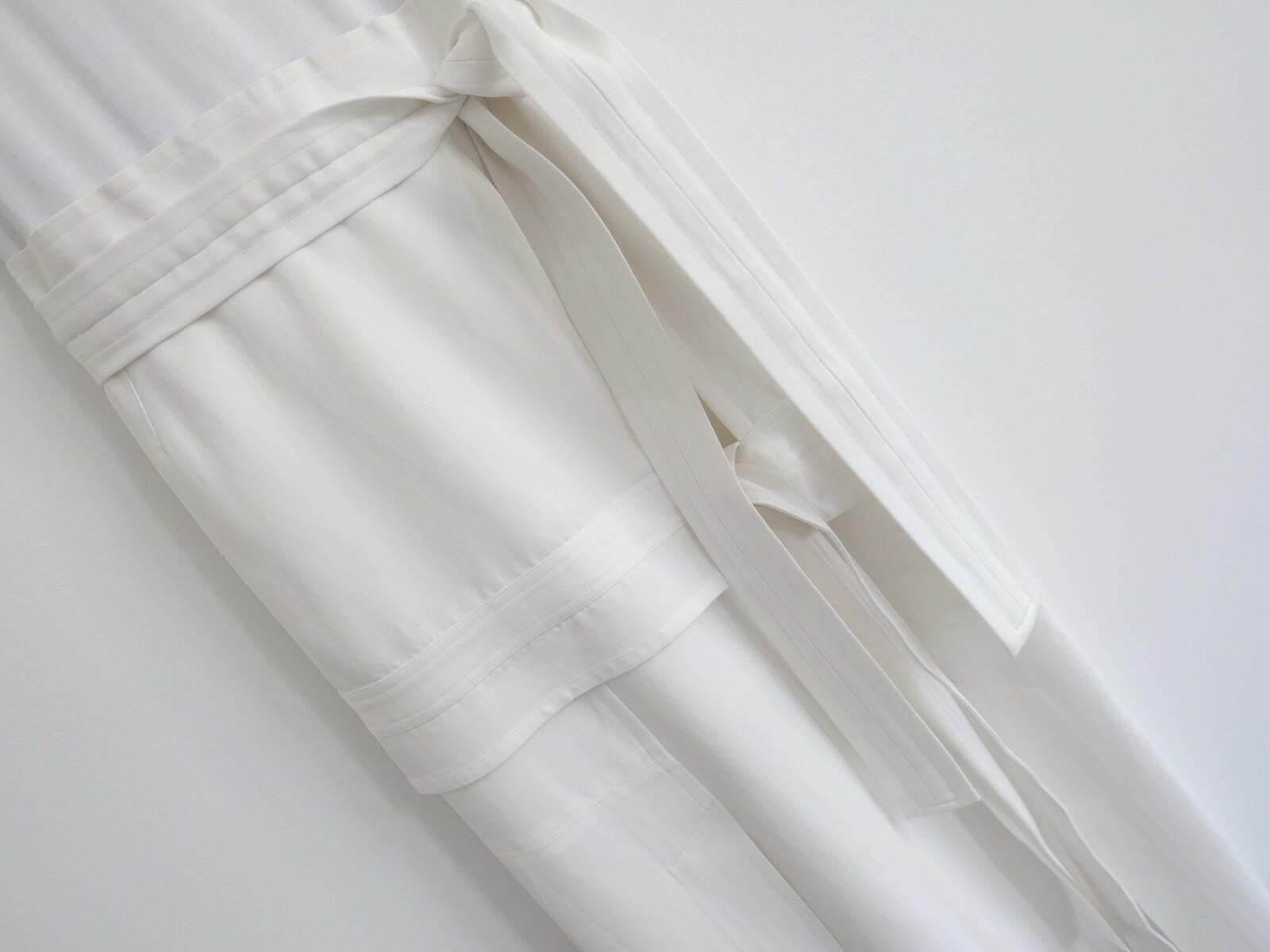 Vestido midi combinado con camiseta 3.1 Phillip Lim, de estilo deportivo y chic. Se ha usado una vez y se ha limpiado en seco. Lleva un corpiño de camiseta de punto de algodón blanco y una falda midi de mezcla de vicio/algodón blanco roto con