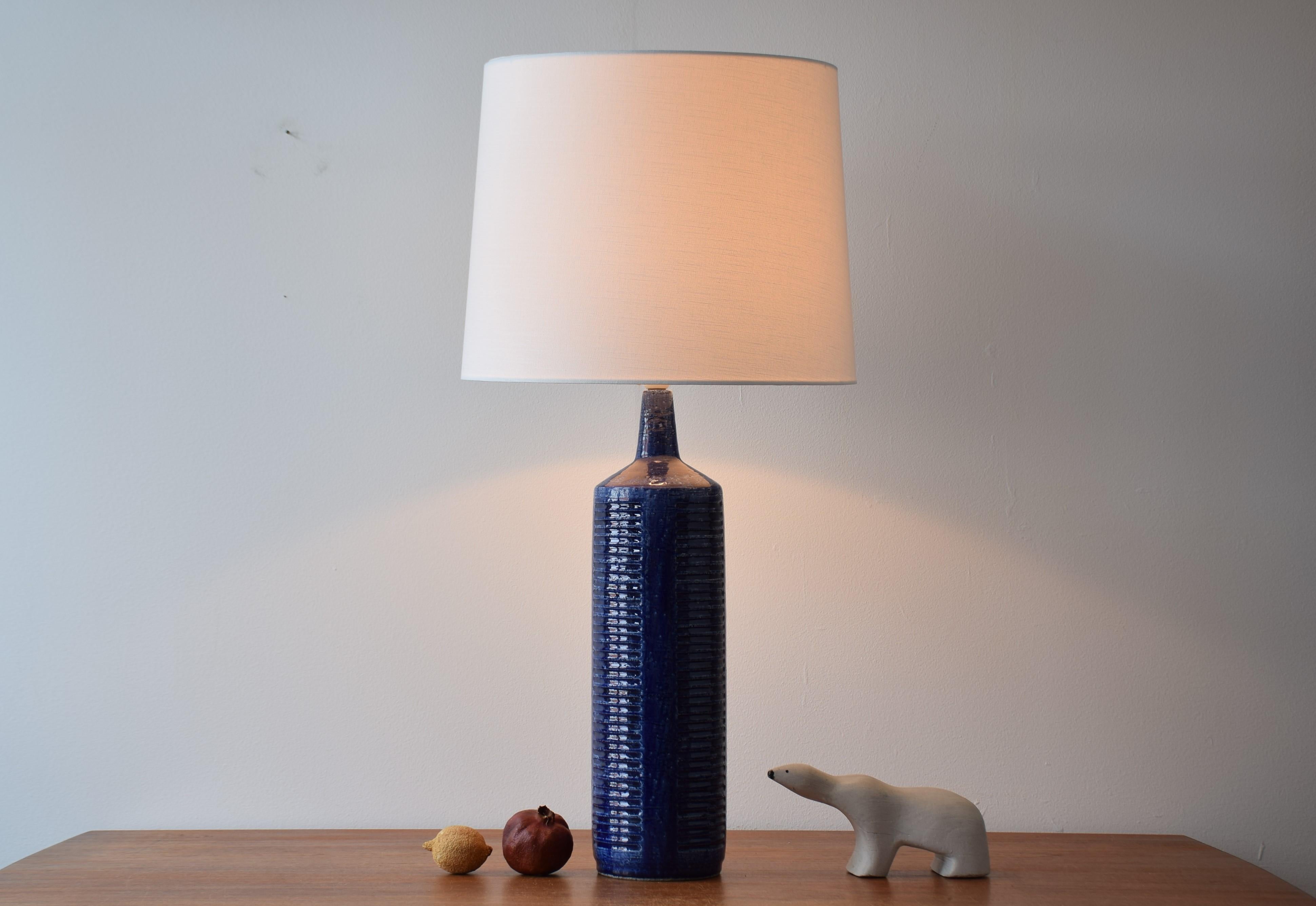 Very tall and rare vintage Palshus Denmark table lamp including new quality lampshade!

The lamp was designed by Per Linnemann-Schmidt and manufactured circa 1960s. The glaze is cobalt blue with speckles and the lamp is made with chamotte clay