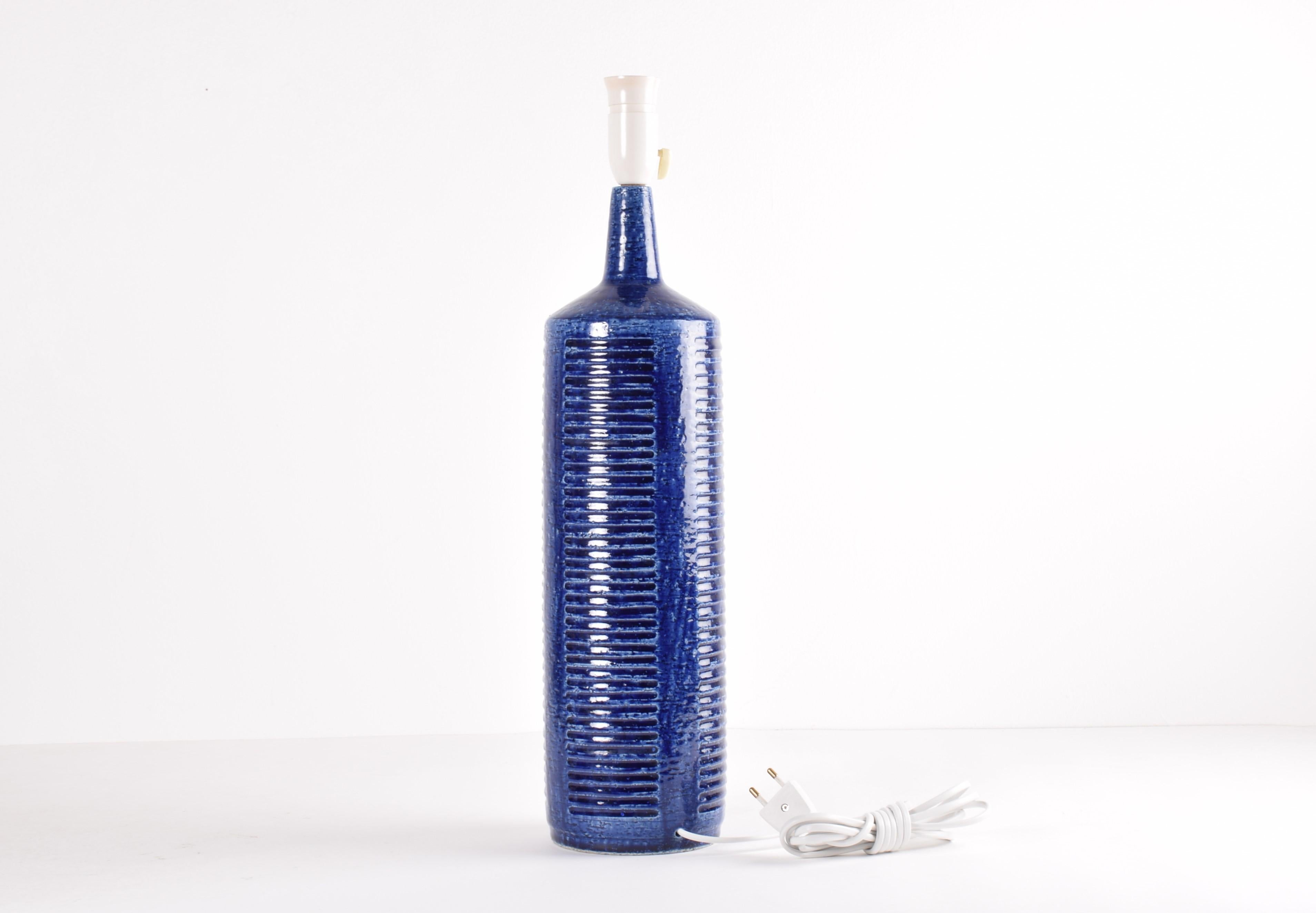 Scandinavo moderno Rara lampada da tavolo blu scuro di Palshus, ceramica danese del Mid-Century Modern, anni '60 in vendita
