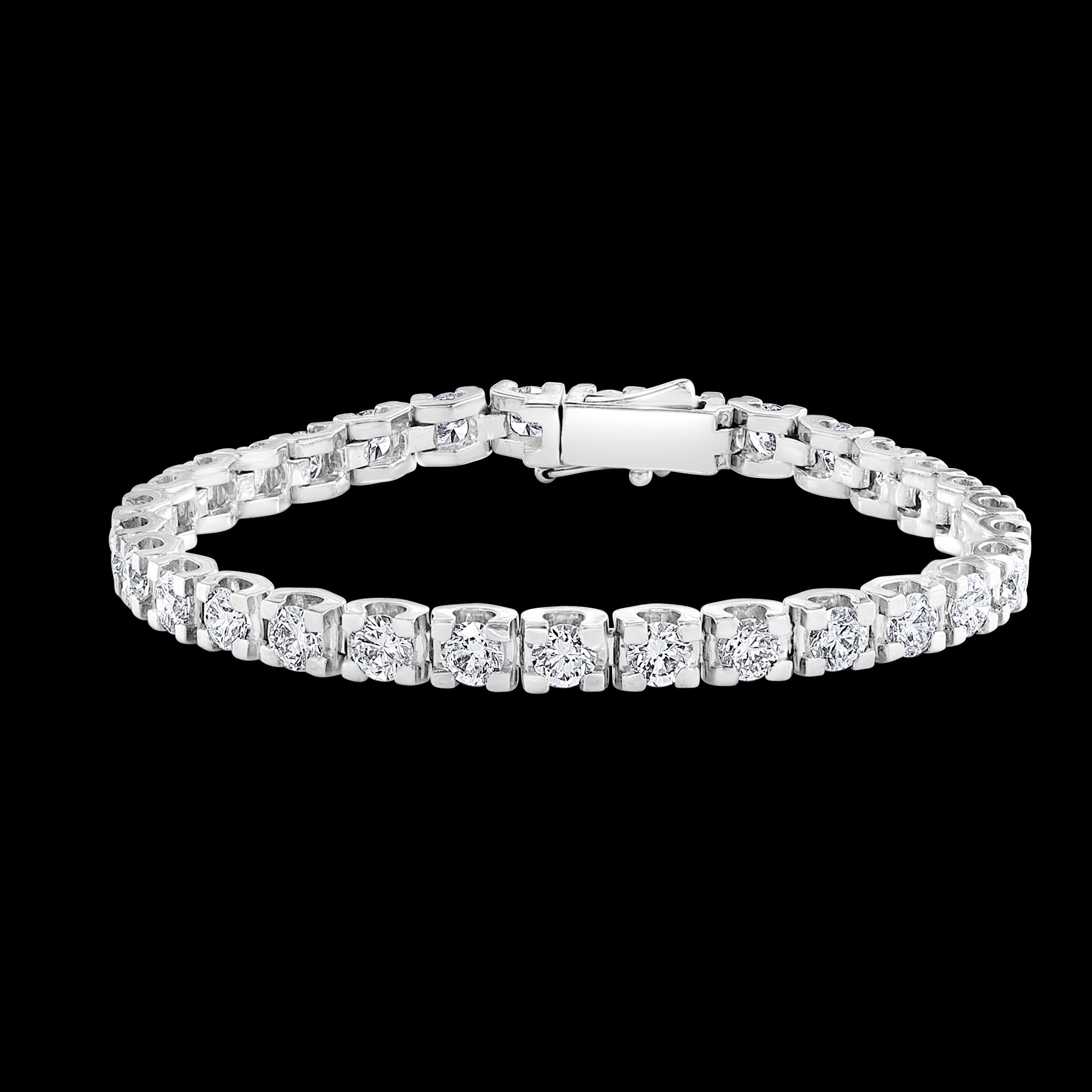 
31 Round Diamond 32 Pointer Each Tennis Bracelet in 18 Karat Gold 10 Carat, Best Line Bracelet
Meet the ultimate bold tennis bracelet. The single row of prong set Round Brilliant cut Diamonds.
it has a Cartier look .
32- 33 pointer in average