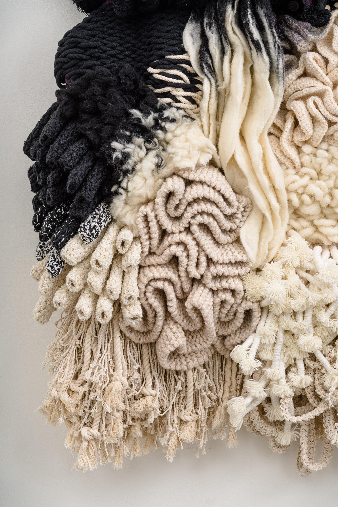 Als eine der ältesten Formen des menschlichen Handwerks ist die Textilie eine universelle Sprache, die sowohl essentiell als auch ein Accessoire ist. In den letzten acht Jahren hat der nomadische Künstler Erik Speer experimentelle