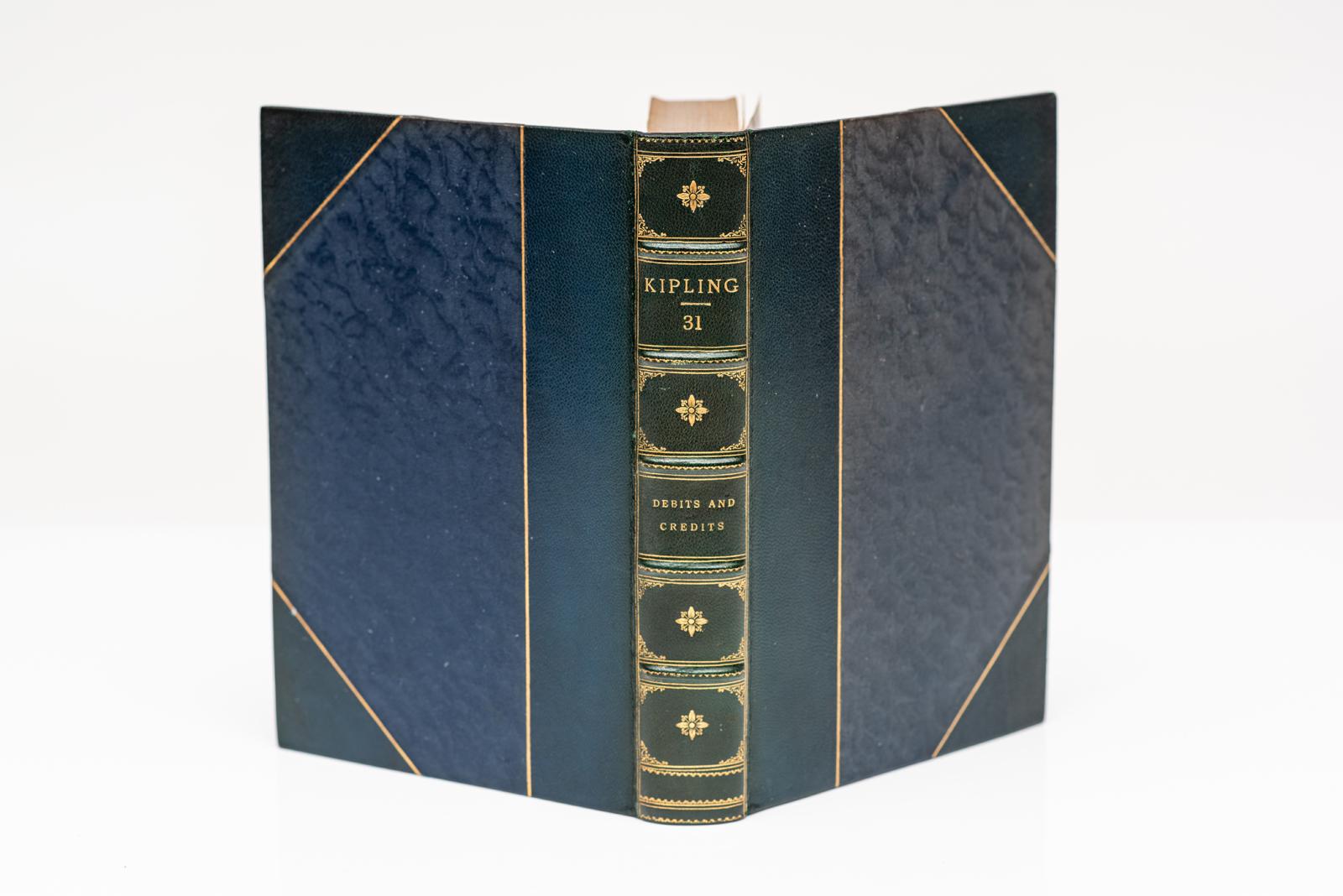 31 Vol. Rudyard Kipling, Escritos en prosa y en verso de Rudyard Kipling. Encuadernado en cuero marroquí 3/4 azul pavo real. Lomo decorado en dorado. Bandas levantadas. Tableros de seda regados. Cantos superiores dorados. Frontispicios ilustrados,