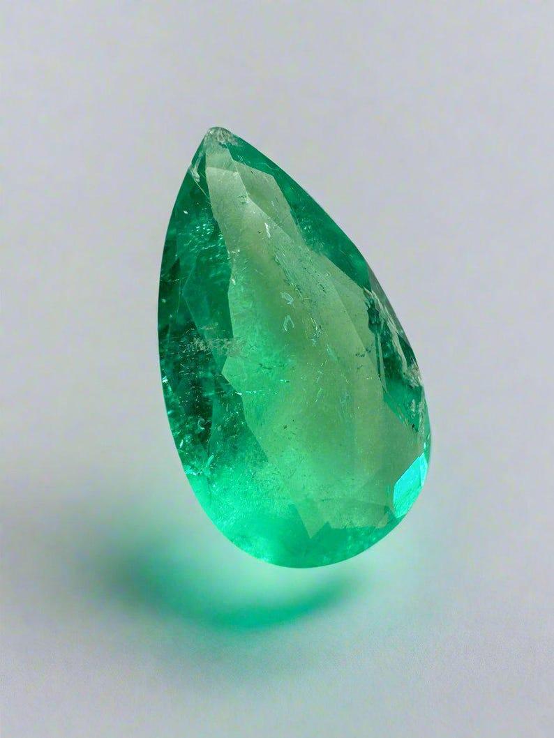 3,10 Karat 14,5x8,5 gelblich grüner kolumbianischer Smaragd im Birnenschliff - loser Edelstein (Moderne) im Angebot