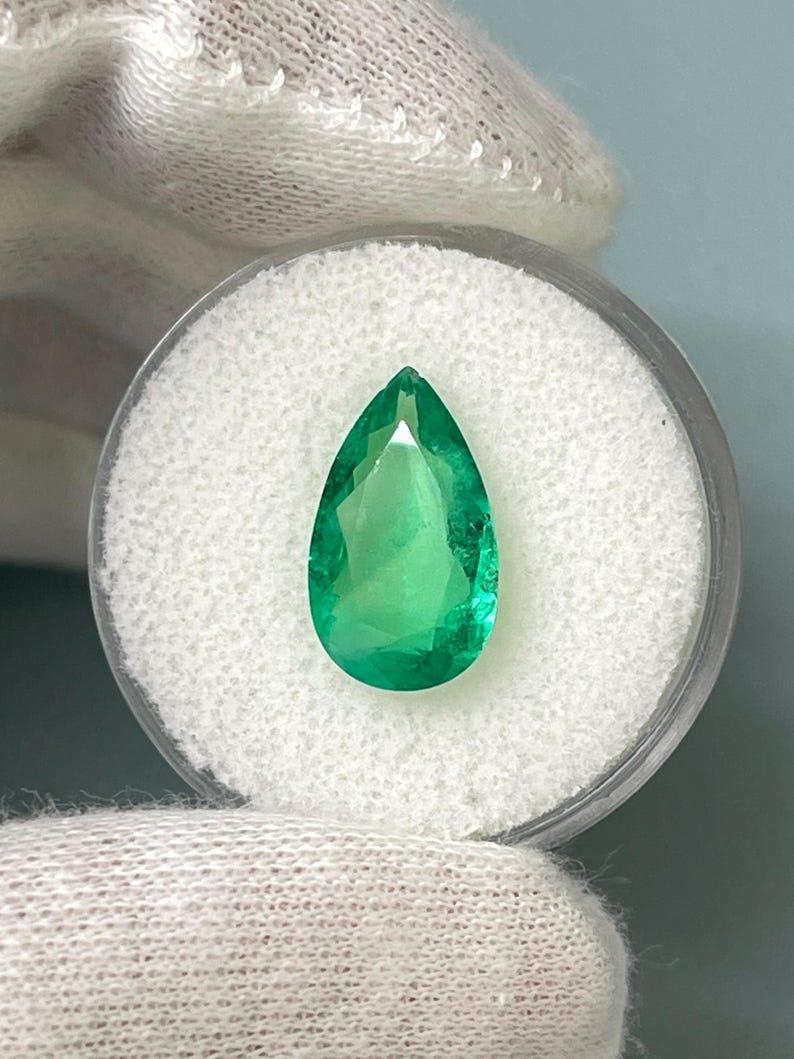 3,10 Karat 14,5x8,5 gelblich grüner kolumbianischer Smaragd im Birnenschliff - loser Edelstein (Tropfenschliff) im Angebot