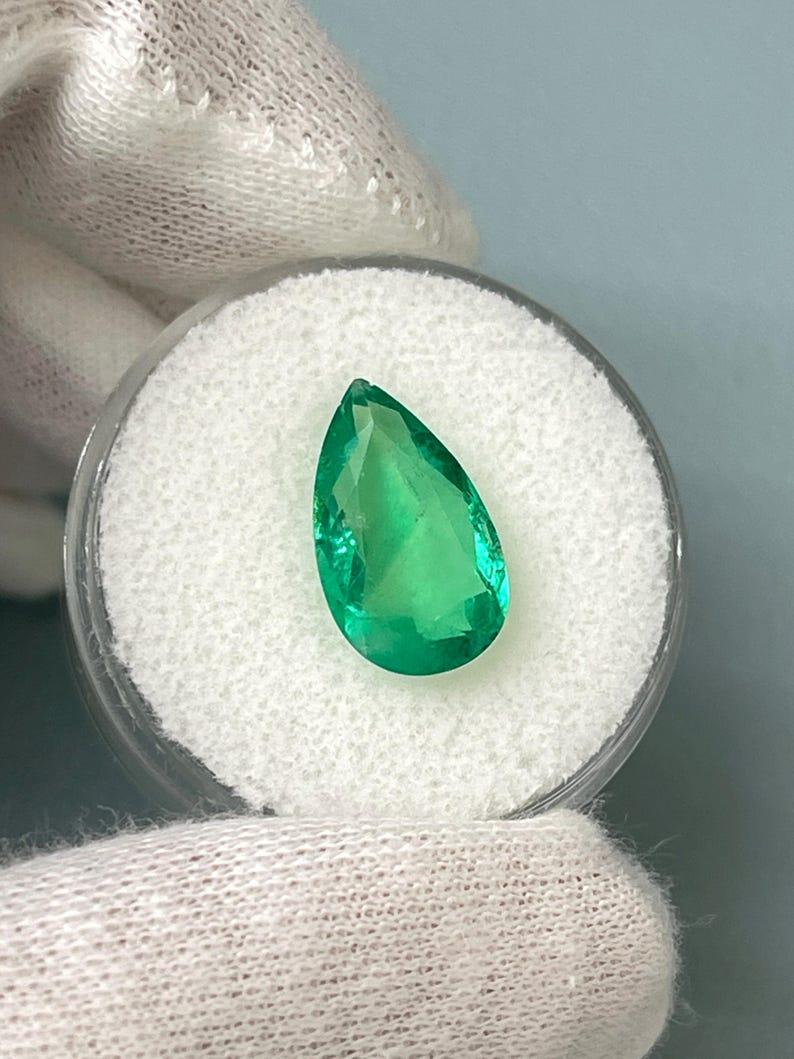 3,10 Karat 14,5x8,5 gelblich grüner kolumbianischer Smaragd im Birnenschliff - loser Edelstein im Zustand „Neu“ im Angebot in Jupiter, FL