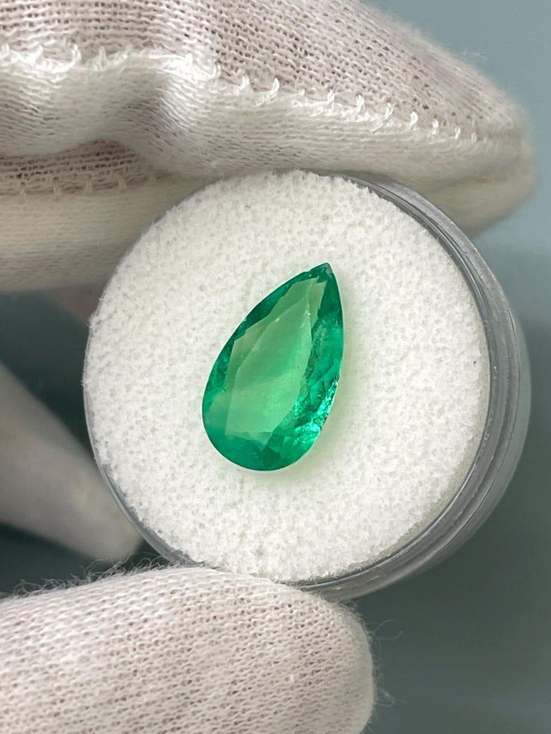 3,10 Karat 14,5x8,5 gelblich grüner kolumbianischer Smaragd im Birnenschliff - loser Edelstein Damen im Angebot