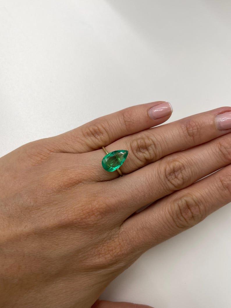 3,10 Karat 14,5x8,5 gelblich grüner kolumbianischer Smaragd im Birnenschliff - loser Edelstein im Angebot 2
