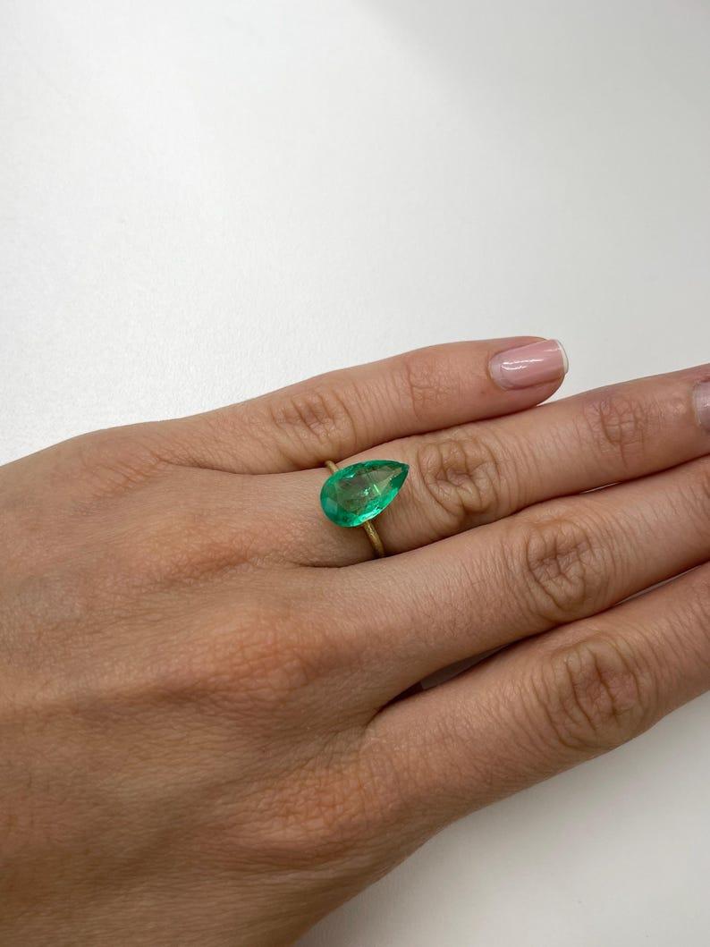 3,10 Karat 14,5x8,5 gelblich grüner kolumbianischer Smaragd im Birnenschliff - loser Edelstein im Angebot 3