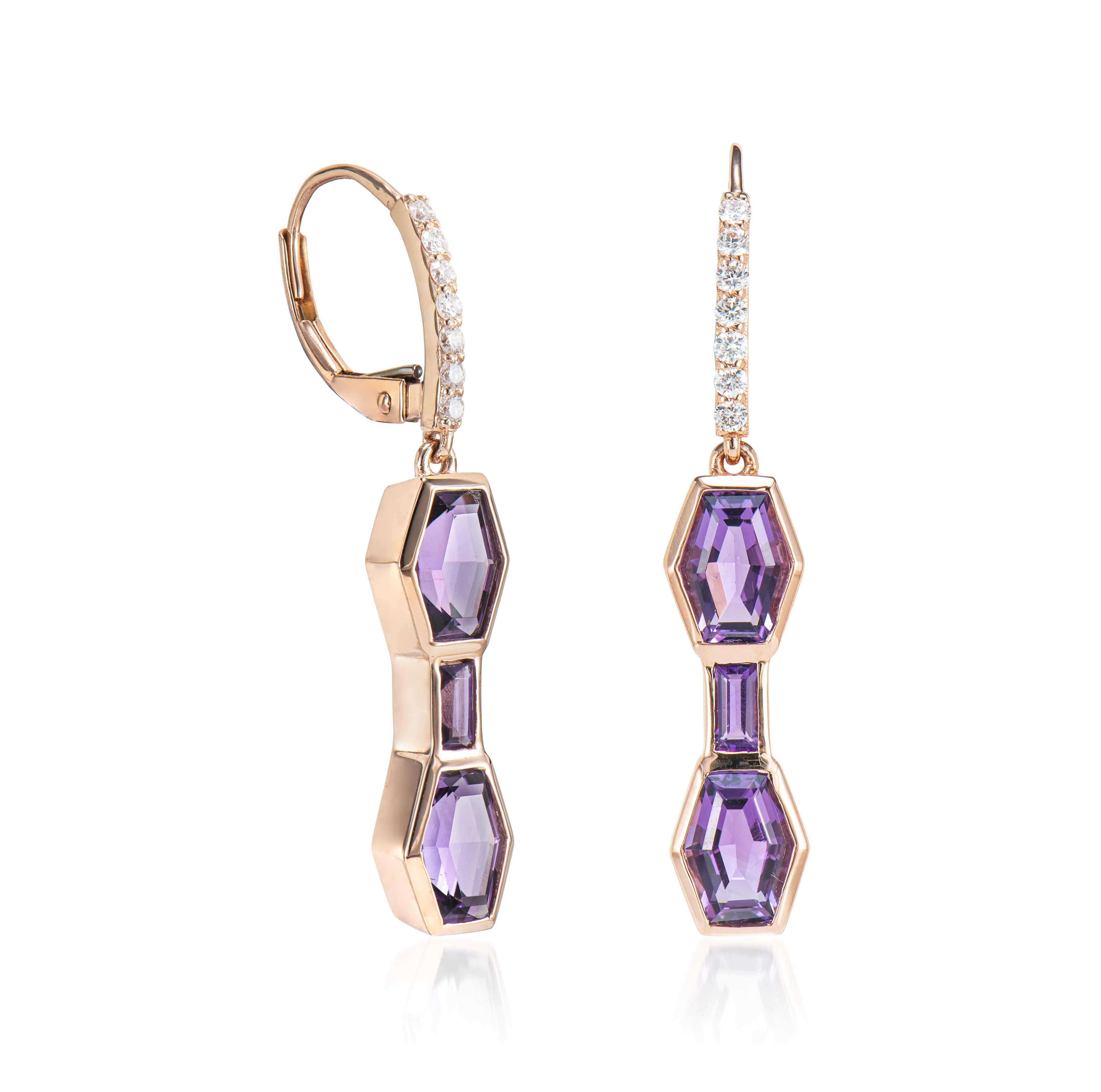 Dies sind Fancy Amethyst Tropfen Ohrringe in Sechseck Form mit lila Farbton. Diese roségoldenen Tropfenohrringe haben ein zeitloses, elegantes Aussehen und können zu verschiedenen Anlässen getragen werden.

Amethyst-Tropfenohrringe aus 14 Karat