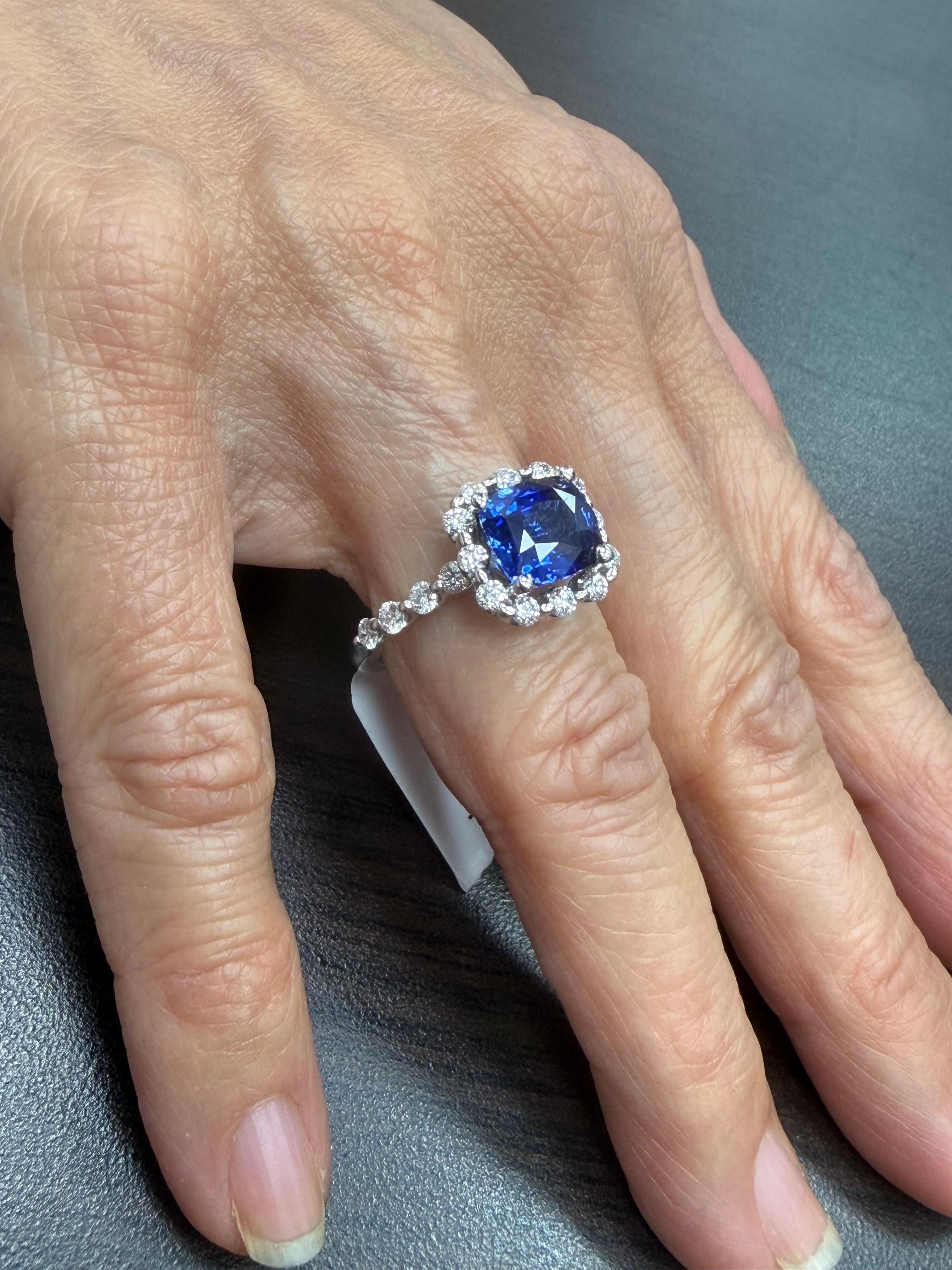Taille coussin Bague halo en saphir bleu et diamant de 3,10 carats en vente