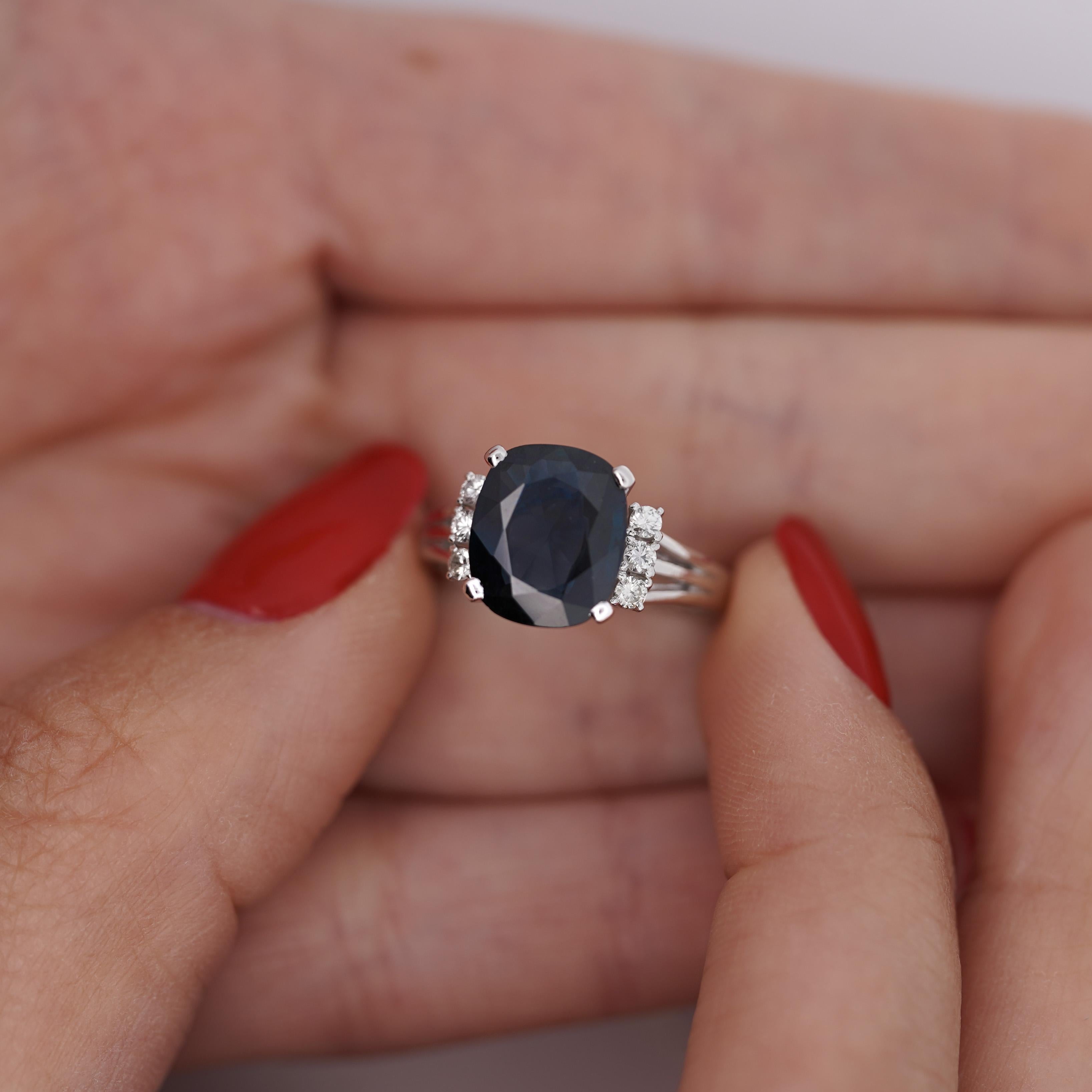 Saphir bleu ovale naturel de 3,10 carats et diamants ronds de 0,16 CTTW en platine 900 taille 6 serti filigrane Bague à tige fendue.

Détails : 
Type d'article : Bague de déclaration
Métal : Platine 900
Taille : 6 (réglable)
Monture : Filigrane,