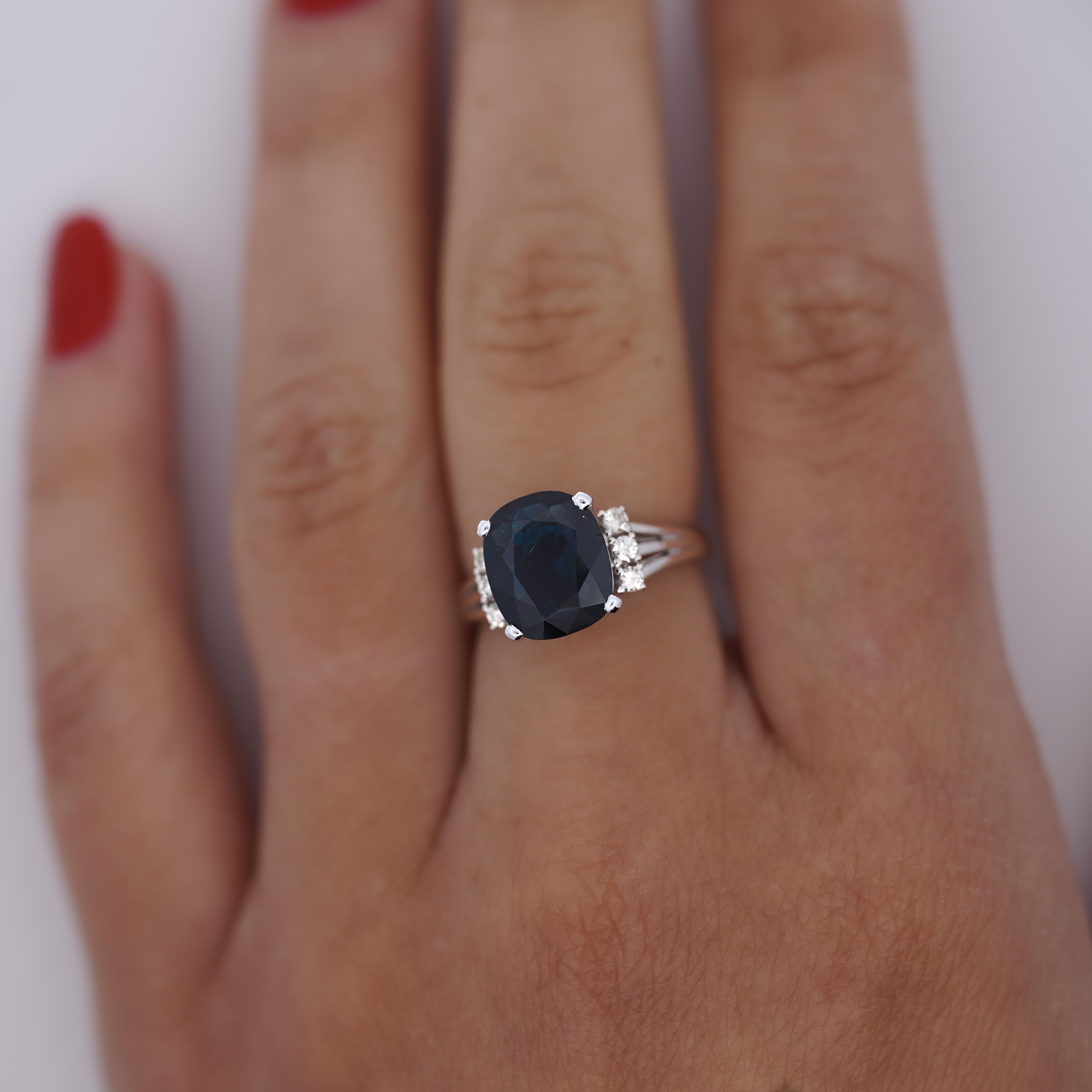 Rétro Bague à tige fendue filigrane avec saphir bleu de 3,10 carats et diamants en vente