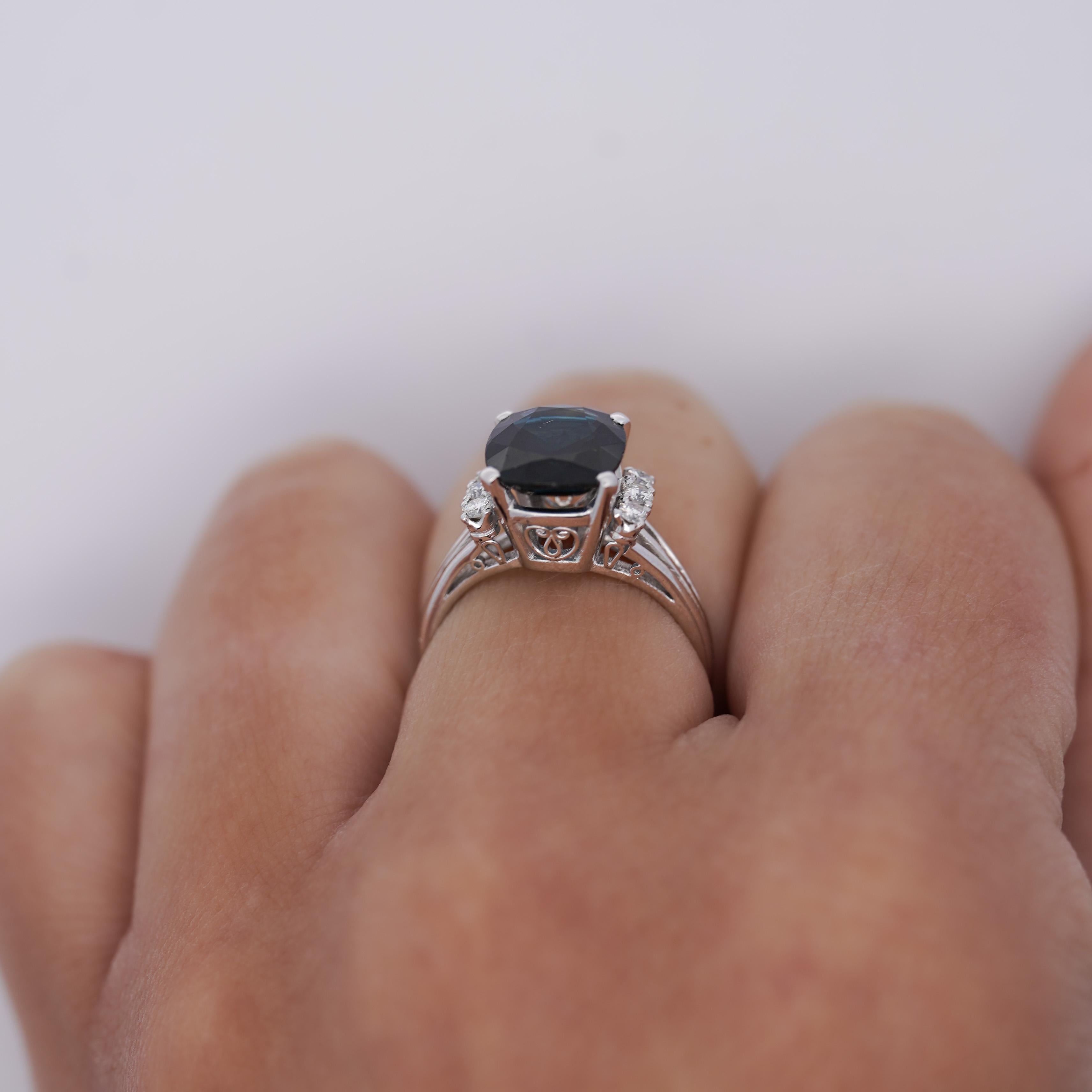 Taille ovale Bague à tige fendue filigrane avec saphir bleu de 3,10 carats et diamants en vente