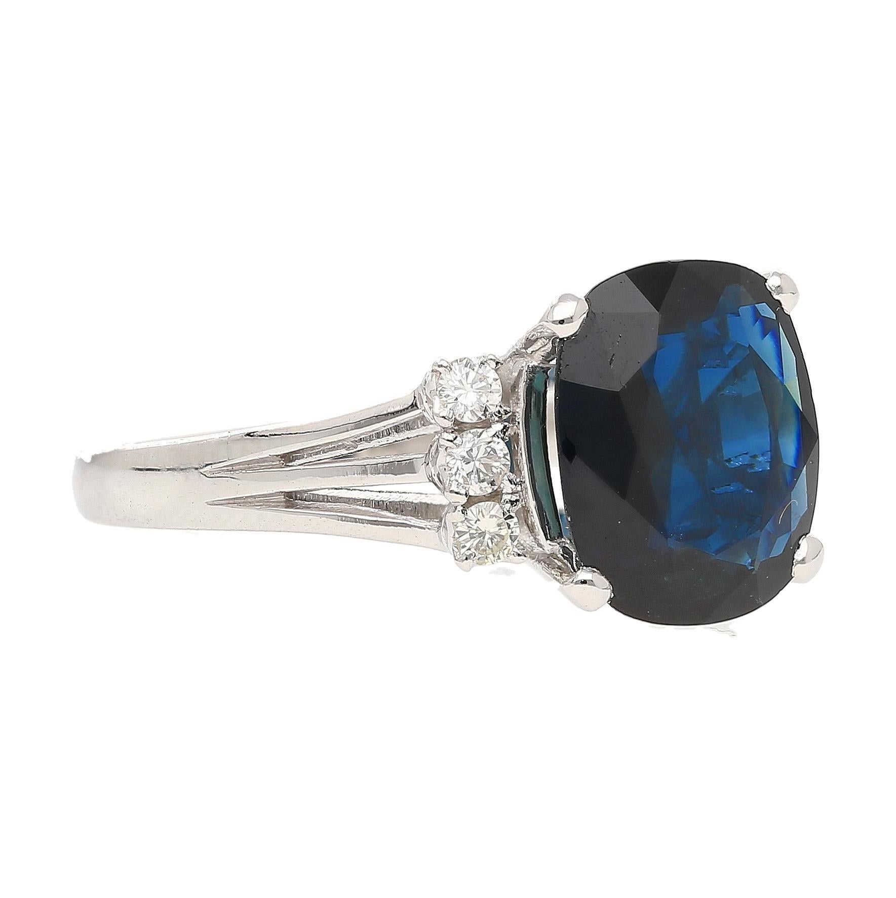 Bague à tige fendue filigrane avec saphir bleu de 3,10 carats et diamants en vente 2