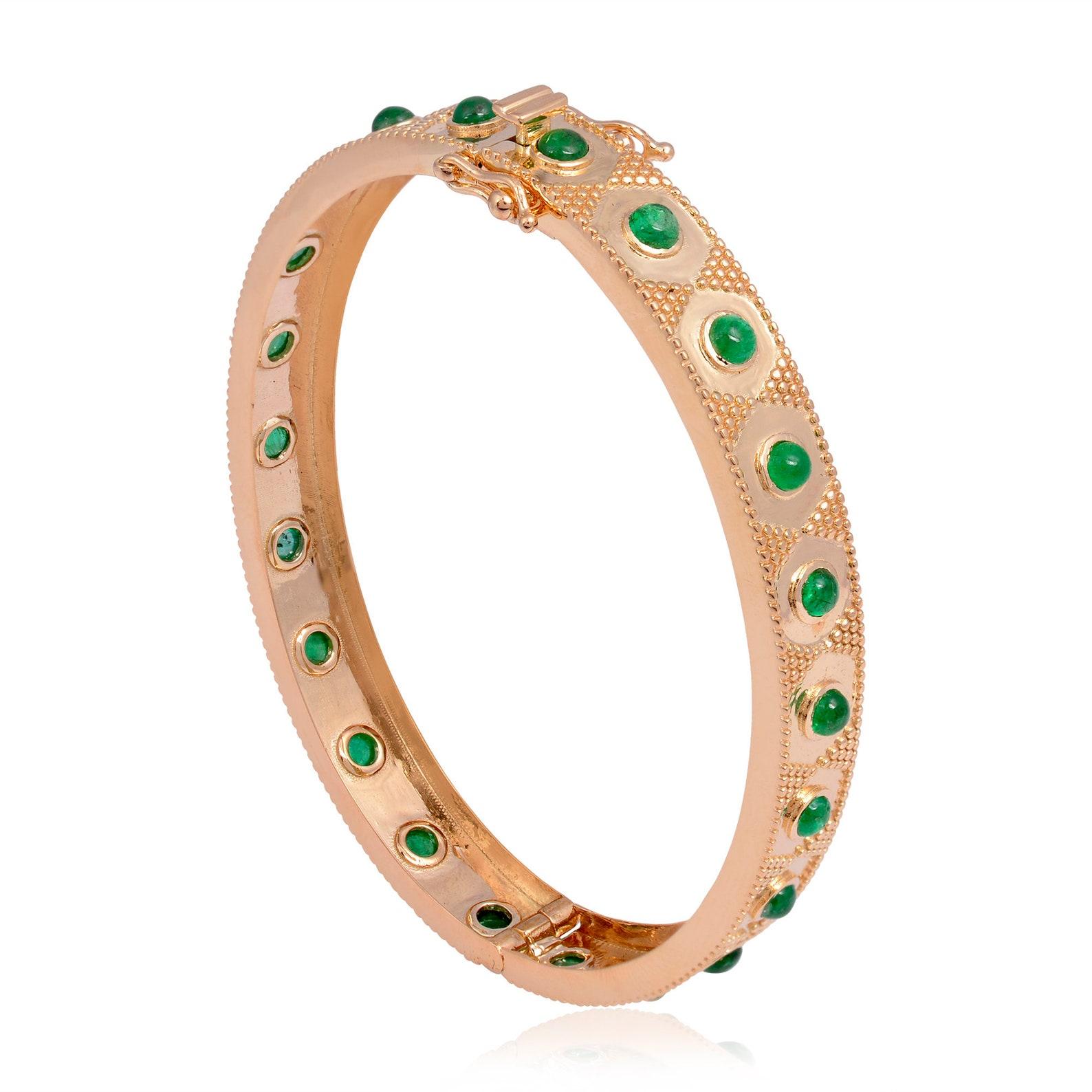 Contemporary 3.10 Carat Emerald 14 Karat Gold Station Bangle Bracelet For Sale